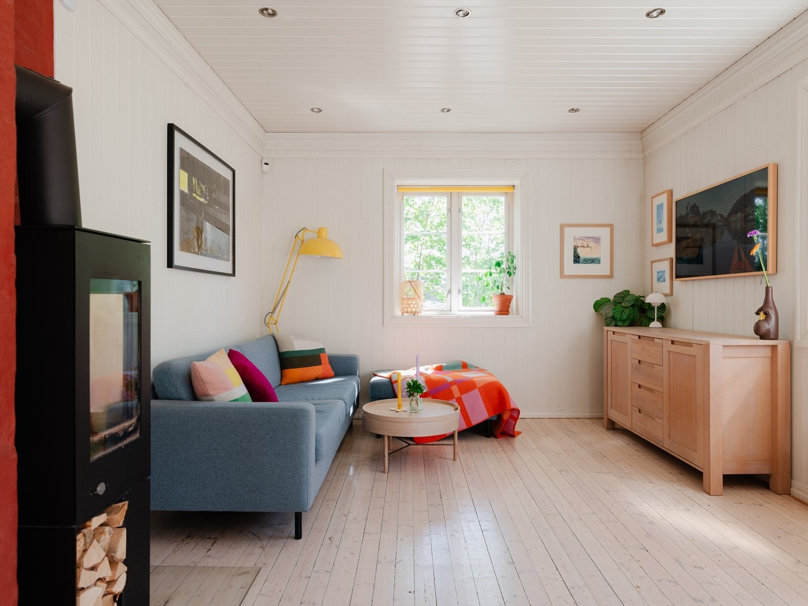 Stuen er romslig og har plass til både sofagruppe og spisebord. Galleribilde