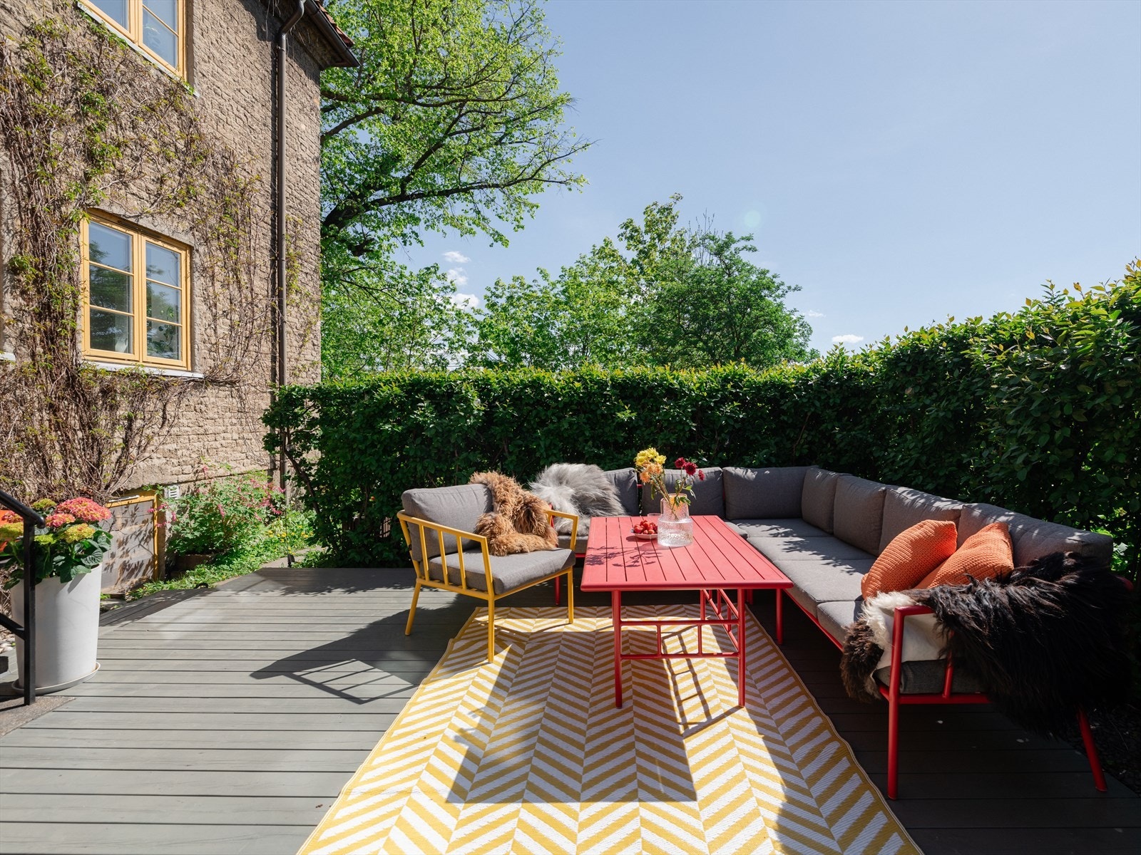 Flott, skjermet hageparsell med hekk og platting på ca. 23m². Hagen vender mot sør/vest og har fine solforhold - med sol fra ca. kl 11 til kveld. Galleribilde