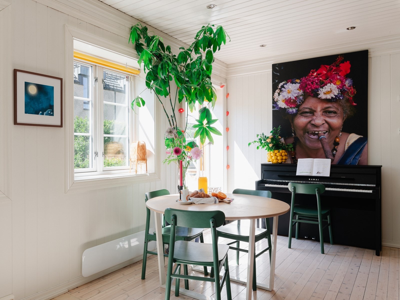 Koselig spiseplass i stuen - her er det bare å invitere til selskap. Galleribilde