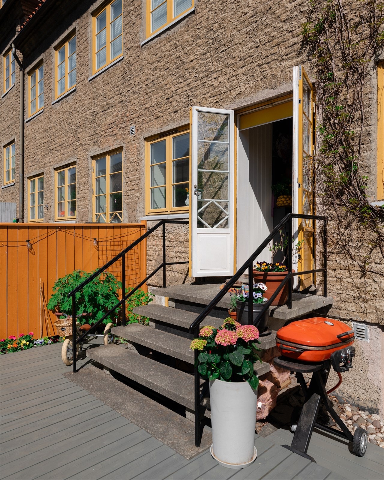 Hagen er romslig og byr på plass til lek, moro og fine stunder for både store og små. Hagen ligger på motsatt side av inngangsdøren og har plass til både sittegruppe og spisebord. Her er det bare å invitere inn til godt lag. Galleribilde
