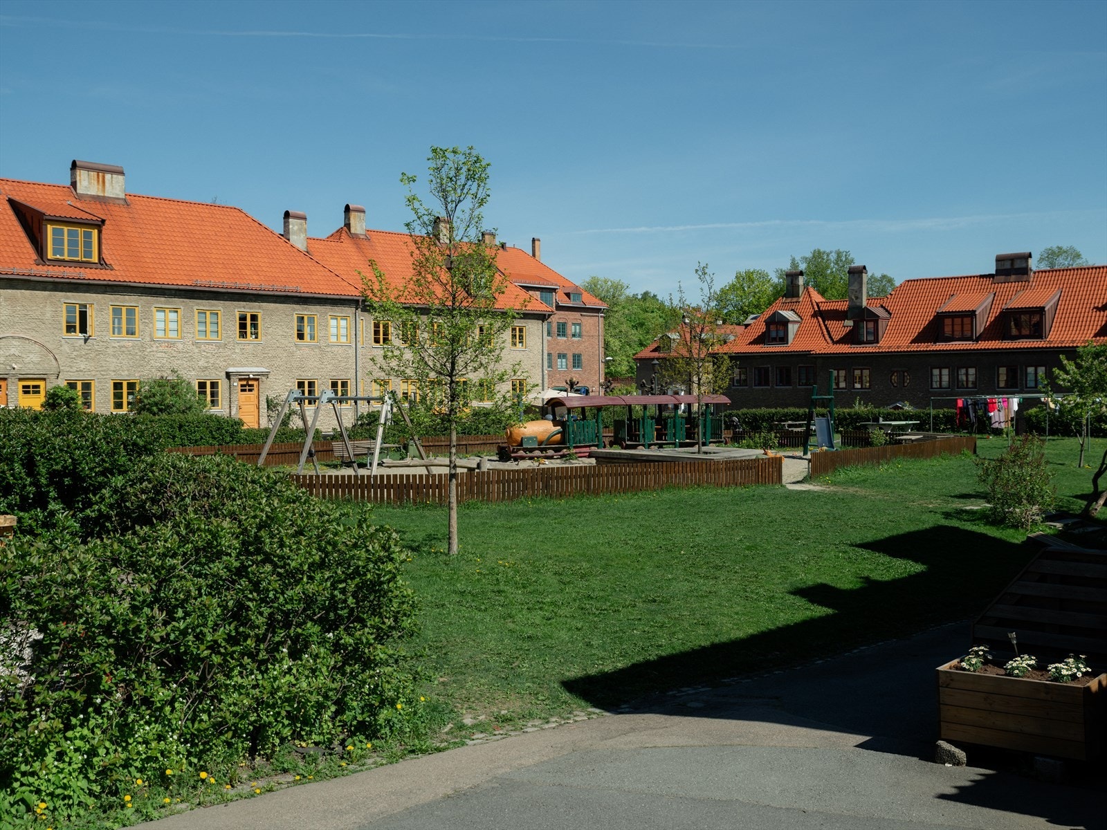 Store felles grøntarealer med tilbud for alle aldersgrupper: sandkasser, dumphusker, trampoliner, husker og lekeapparater for de minste. Fotball- og basketballbane for de eldre og treningsapparater for voksne. Galleribilde