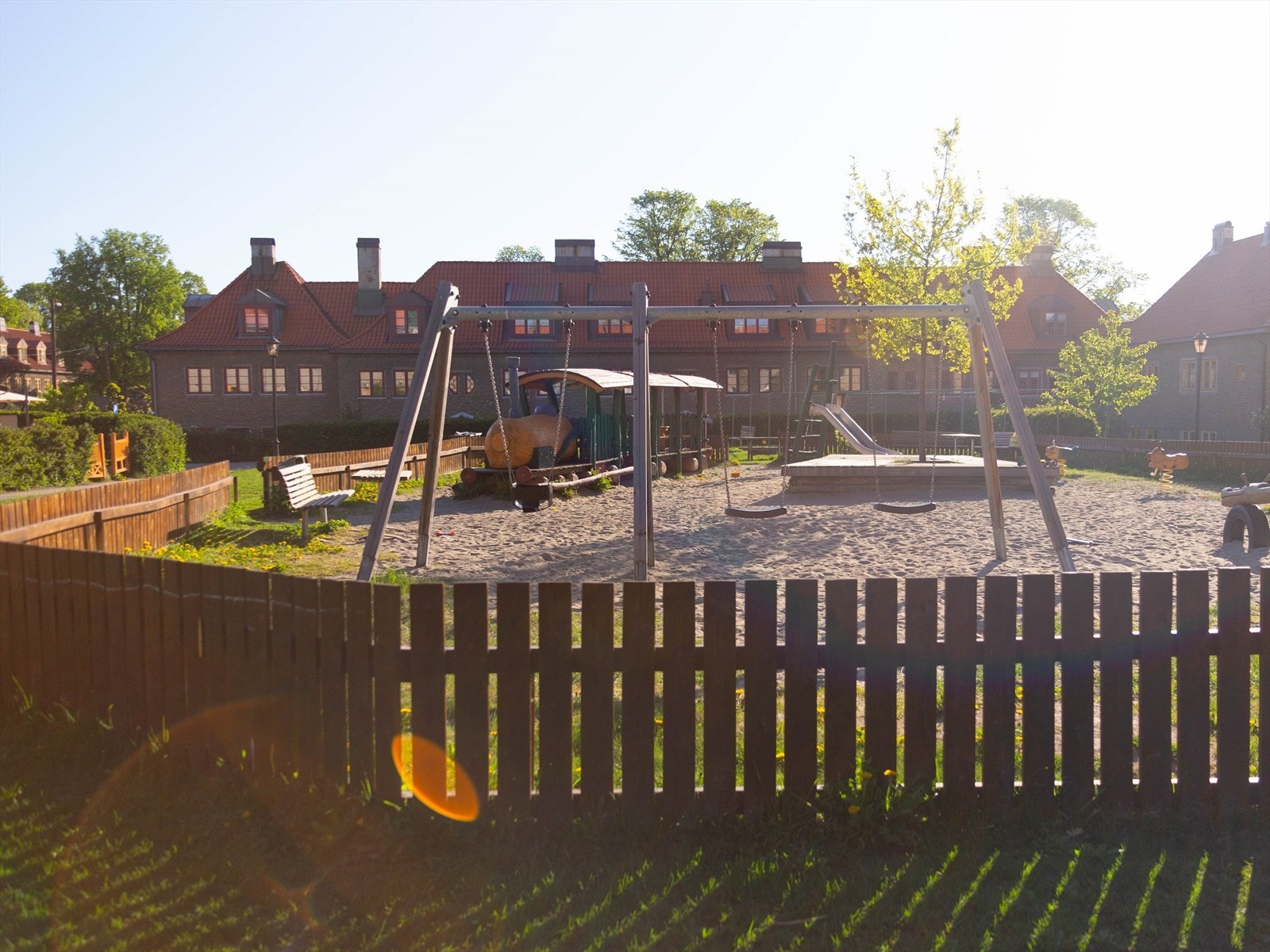 Området er kjent for sin skjermede og tilbaketrukne beliggenhet sentralt i Oslo med flotte parkanlegg, lekeplasser, fotballbane, basketballbane, skøytebane og fine oppvekstsvilkår for barn. Galleribilde