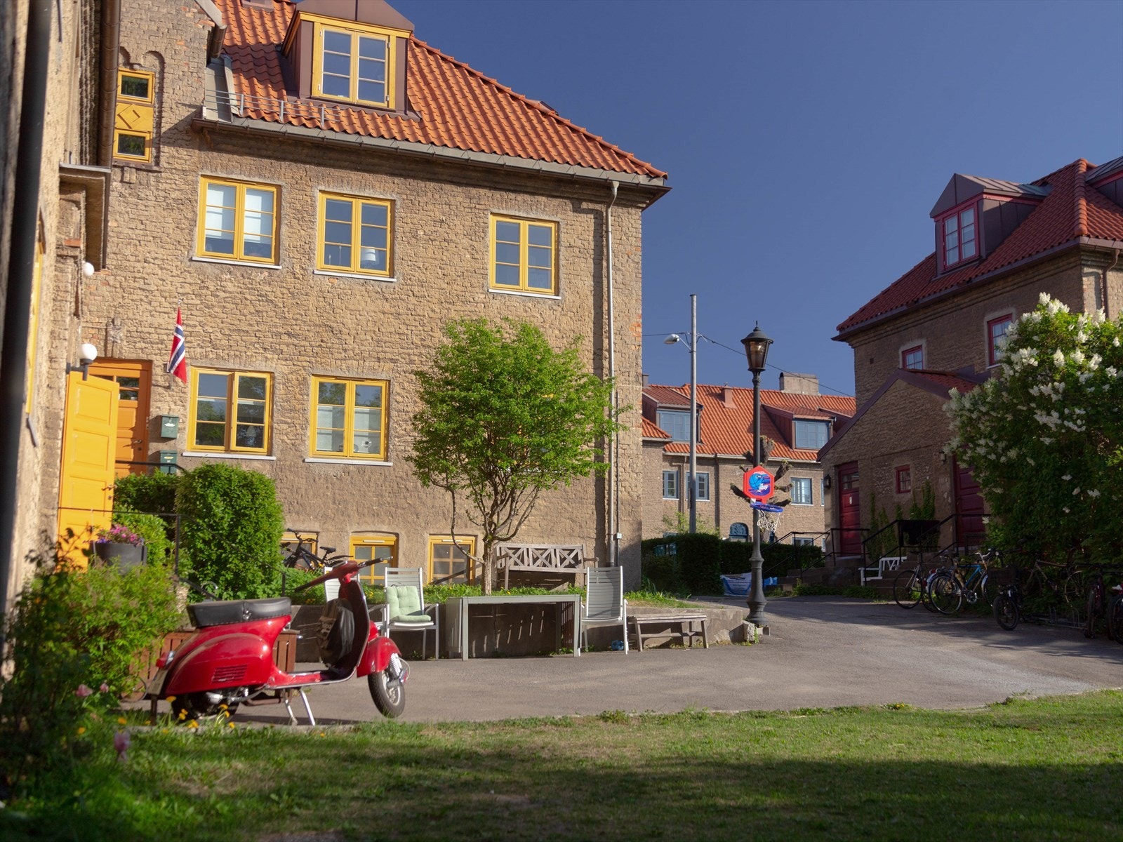 Leiligheten ligger fint til i hagebyen - her er det fin plass for lek, rett utenfor døren. Galleribilde