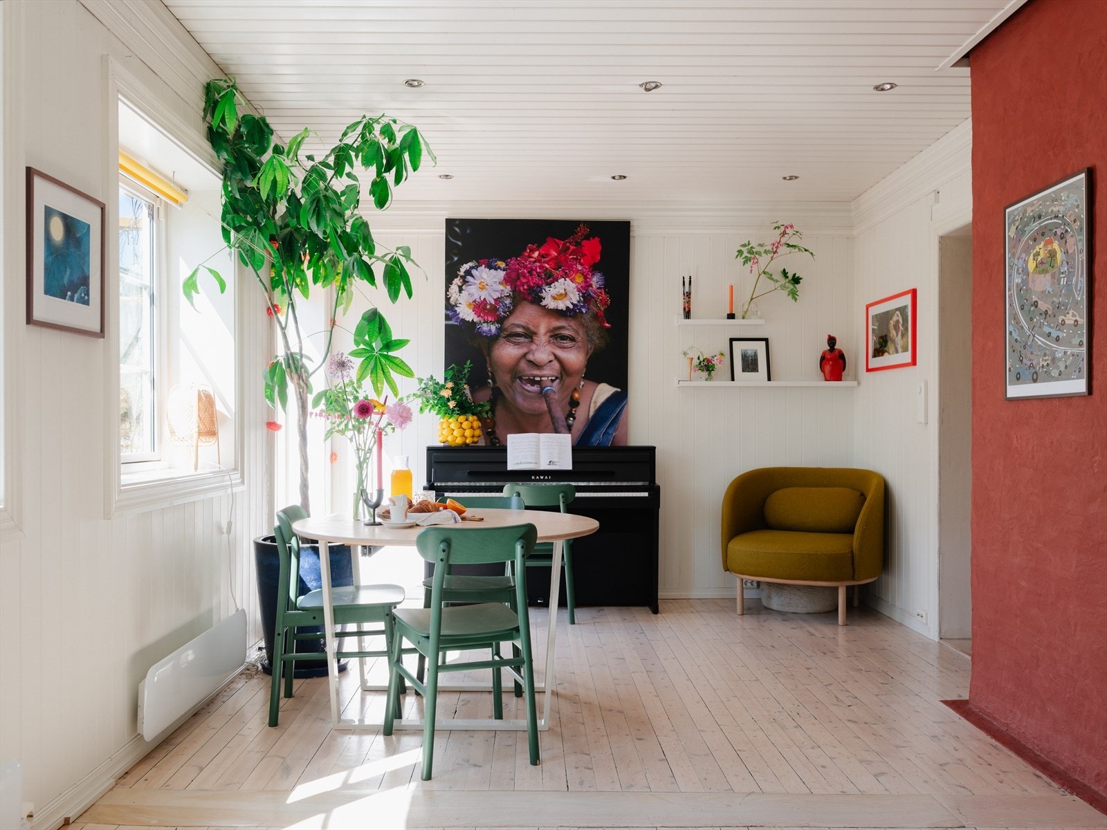 Stuen har store vindusflater og oppleves som spesielt lys. Galleribilde
