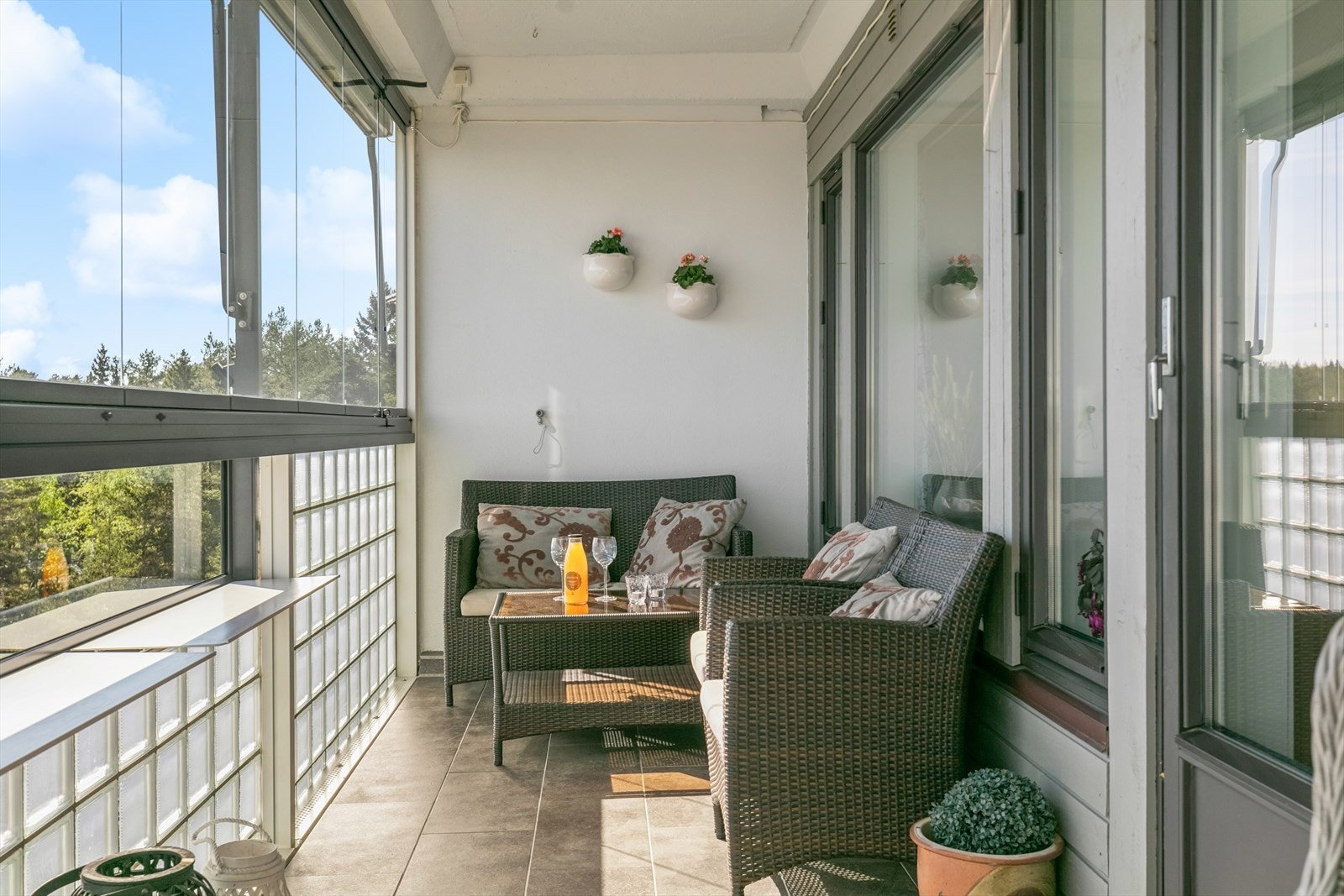 En flott balkong belagt med fliser som gir et innbydende og gjennomført utrykk. Galleribilde