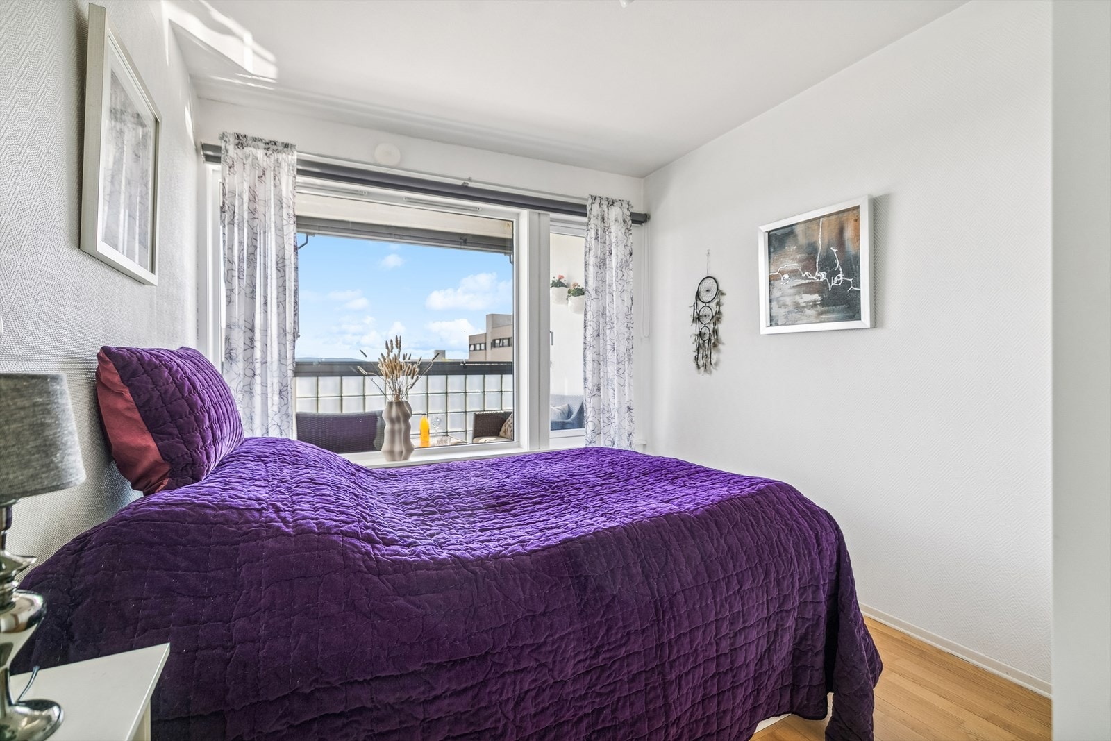 Soverommet åpner også opp for å skape et personlig rom som tilpasser individuelle preferanser, enten det er som kontor, et ekstra oppholdsrom eller for ekstra lagringsplass. Galleribilde