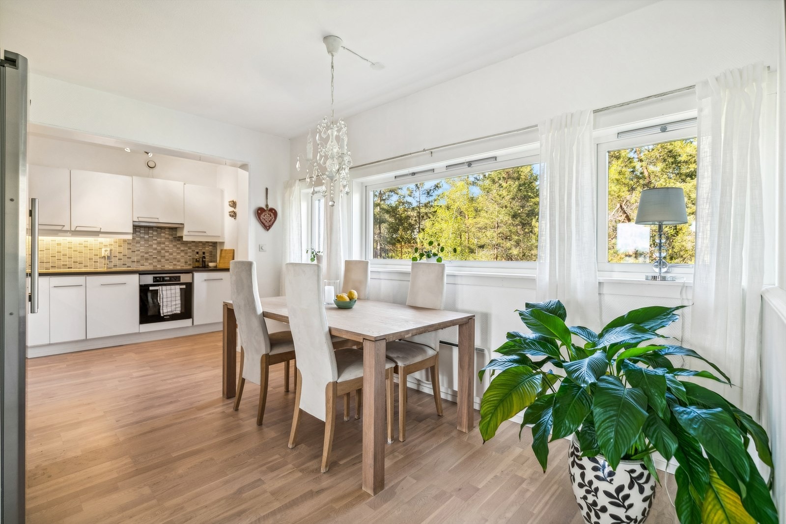 Et romslig og lyst kjøkken, innredet med en fin kjøkkeninnredning fra IKEA. Store vindusflater sørger for rikelig med innslipp av naturlig lys i rommet. Galleribilde