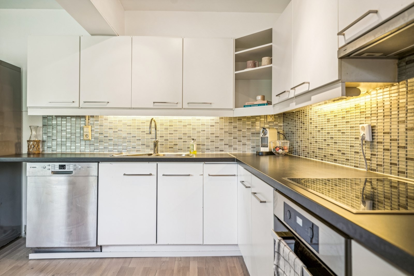 Kjøkkenet har nedfelt oppvask-/skyllekum i rustfritt stål og ettgeps kjønnenarmatur. Videre er det opplegg og plass til oppvaskmaskin, samt avsatt plass til frittstående kjøleskap og fryseskap. Platetopp fra Elctrolux og stekeovn fra Miele er integrert. Galleribilde