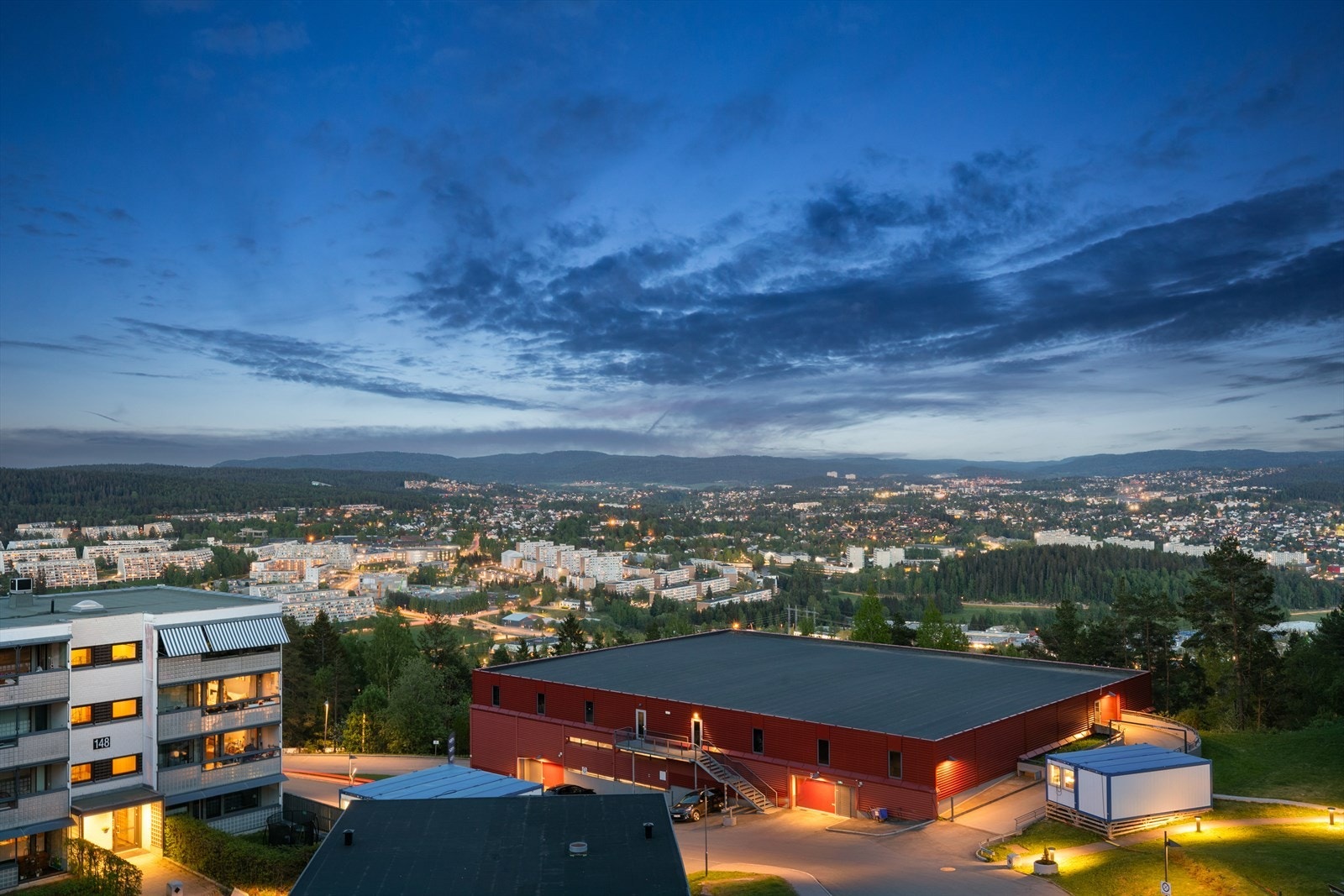 Eiendommen har nærhet til barnehager, skoler, kollektivtilbud, samt et bredt utvalg av butikker og servicetilbud. Dette gjør det praktisk og enkelt å dekke daglige behov i nærområdet. Galleribilde