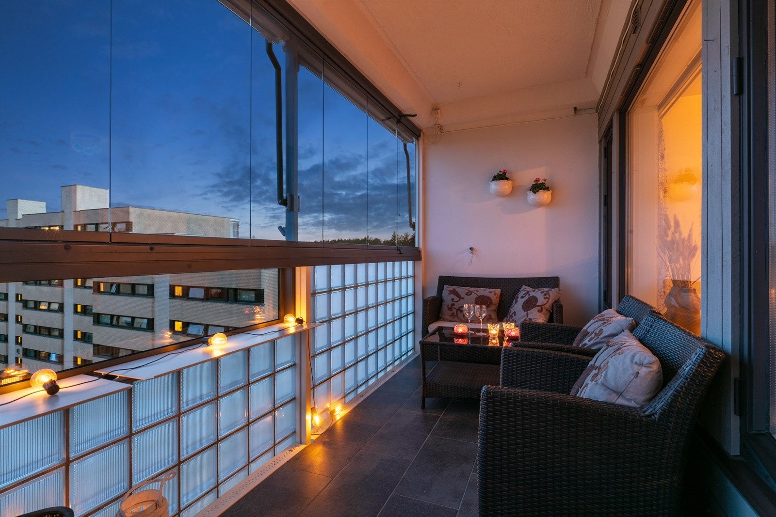 Med rikelig plass til utemøbler og frodige planter, kan du skape en sjarmerende utendørs oase som kan nytes hele året. Galleribilde