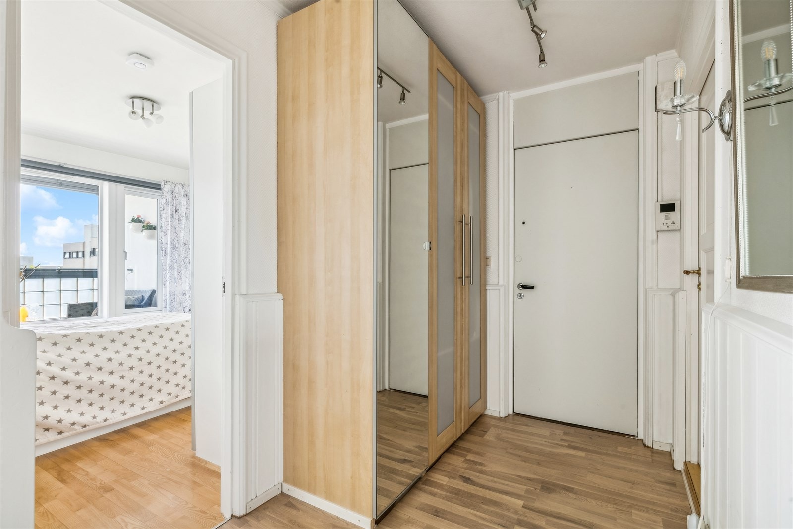 Her er det god plass til å sette fra seg skoene og henge fra seg yttertøy før man går videre inn i boligen. Galleribilde