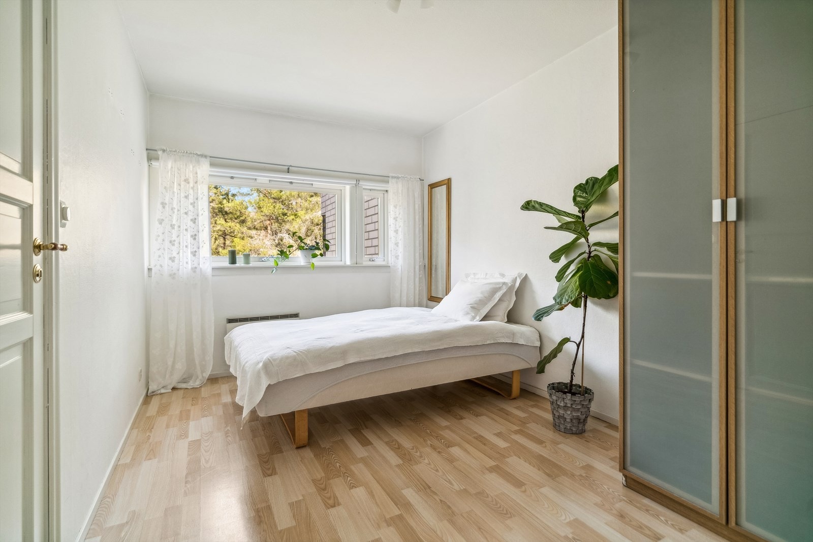 Leiligheten byr på to soverom som begge er av god størrelse. Hovedsoverommet er pent og sjenerøst proporsjonert for optimal komfort, med tilstrekkelig plass til dobbeltseng og oppbevaringsløsninger. Galleribilde