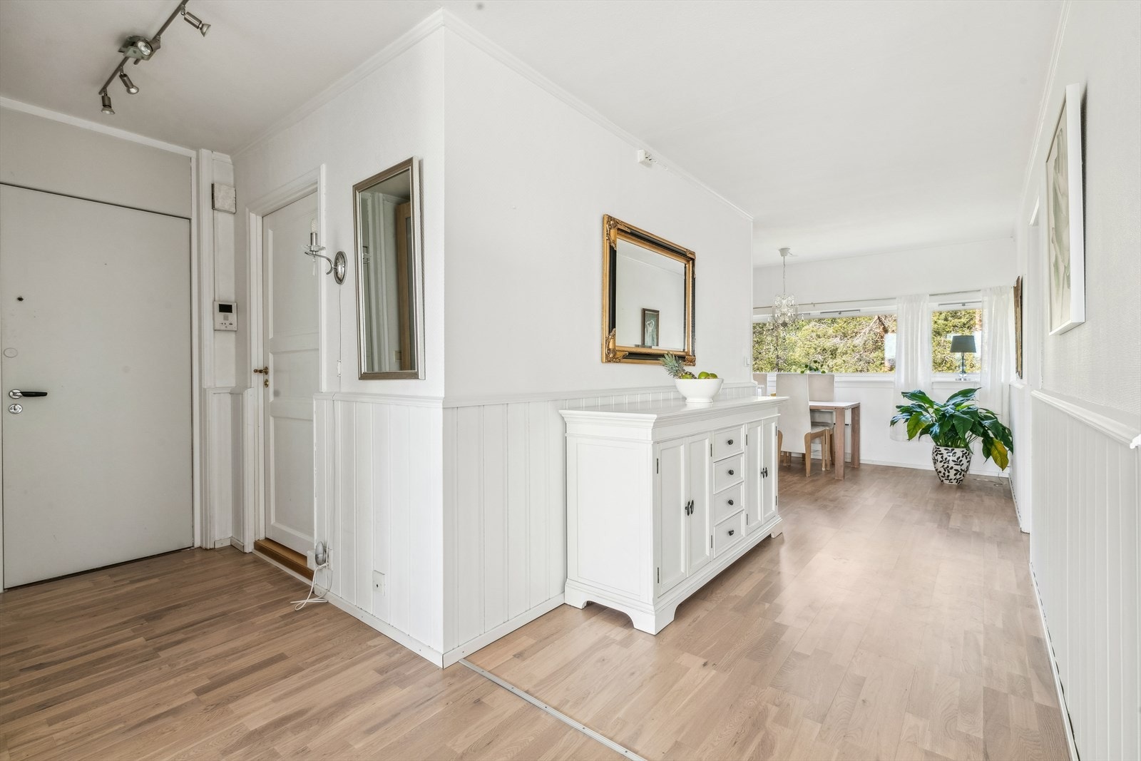 En innbydende og stor entré som gir en hyggelig og varmt velkomst. Galleribilde