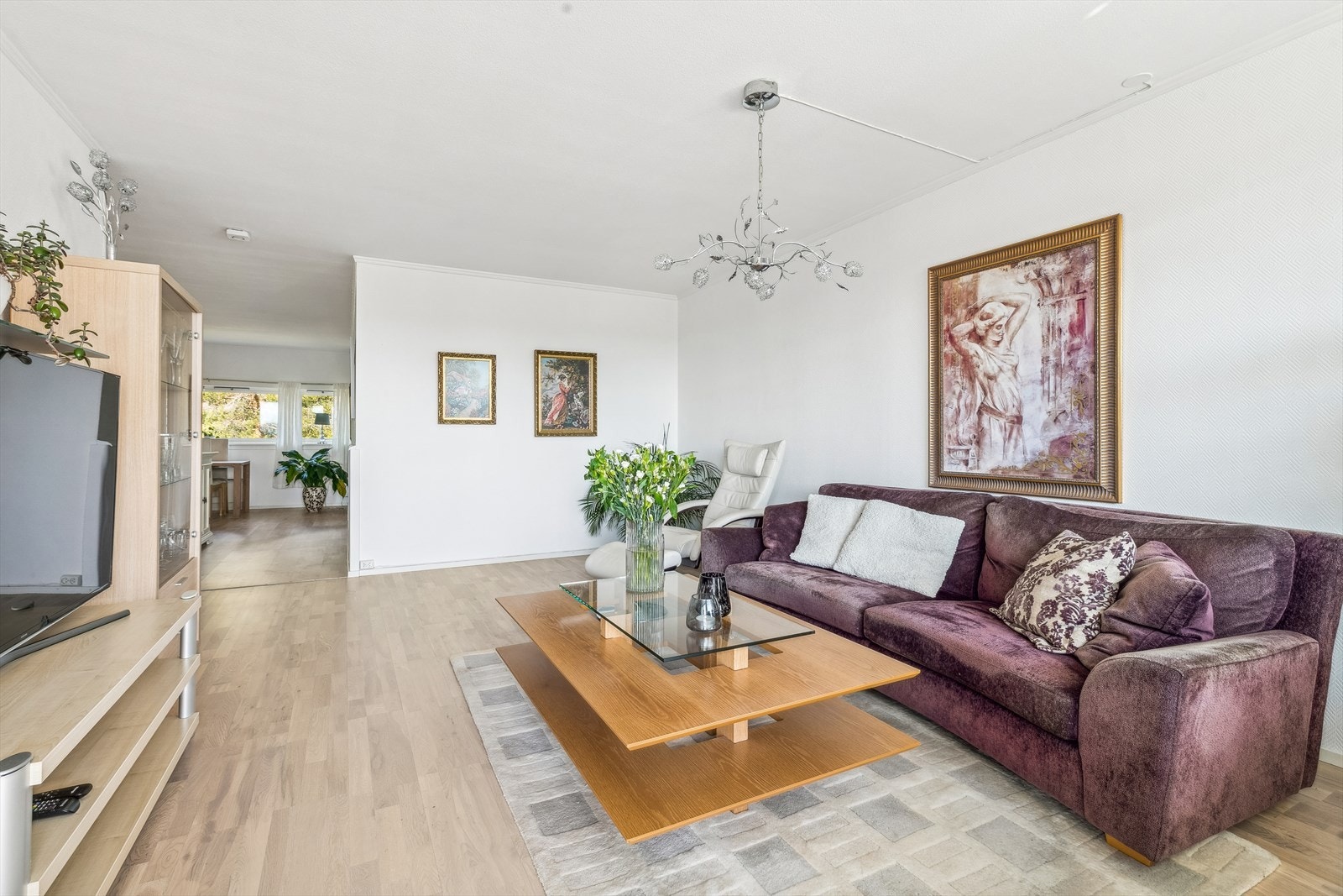 Lyse vegger og parkettgulv er gjennomgående i store deler av boligen, noe som skaper et harmonisk og innbydende preg. Galleribilde