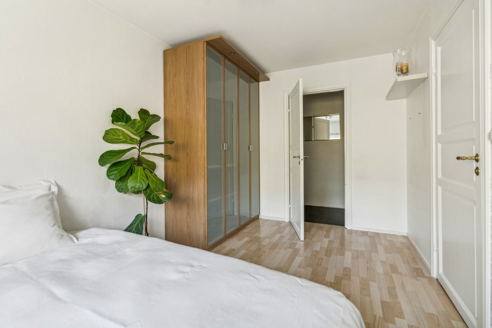 Hovedsoverommet har også tilgang til en bod, som er perfekt for ekstra oppbevaring eller til å benytte som walk-in garderobe. Galleribilde