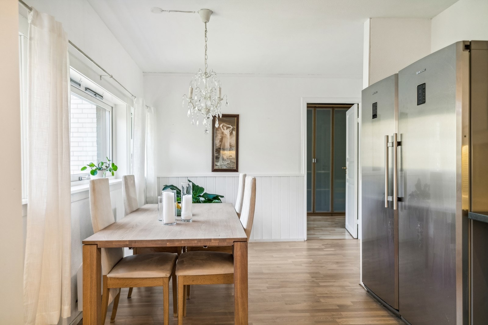 Her er det også god plass til spisegruppe. I tillegg er det utgang til en liten luftebalkong på kjøkkenet. Galleribilde