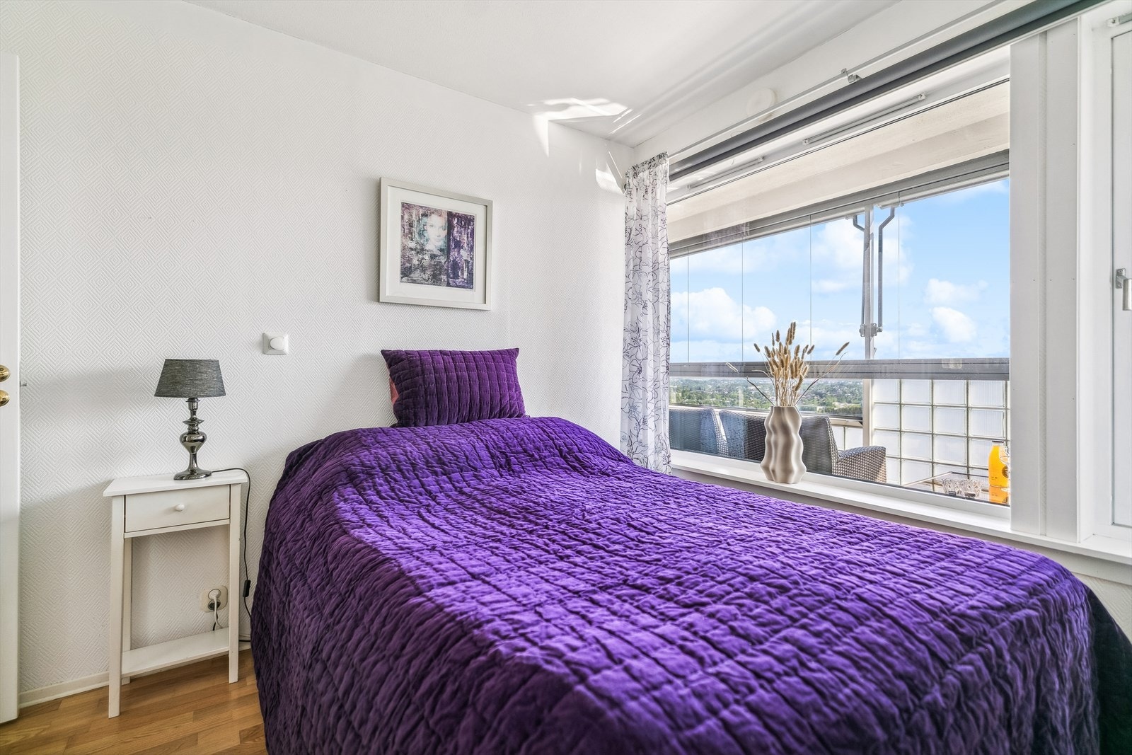 Begge soverommene har god plass til dobbeltseng og tilhørende møblement. Galleribilde