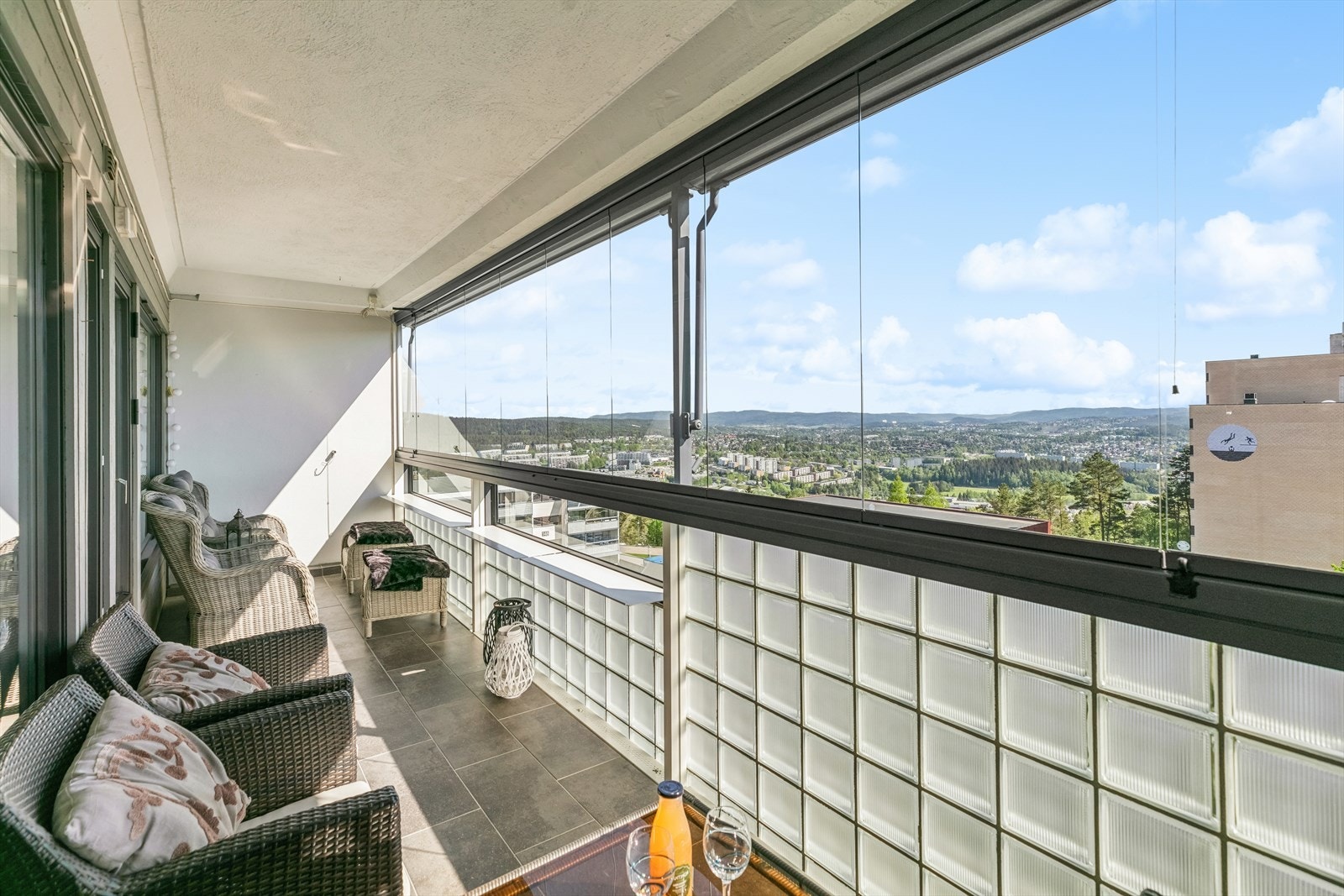 Fra stuen er det utgang til en sydvendt innglasset balkong, som skaper en naturlig forlengelse av rommet. Den romslige balkongen gir mulighet for å nyte frisk luft og flott utsikt året rundt. Galleribilde