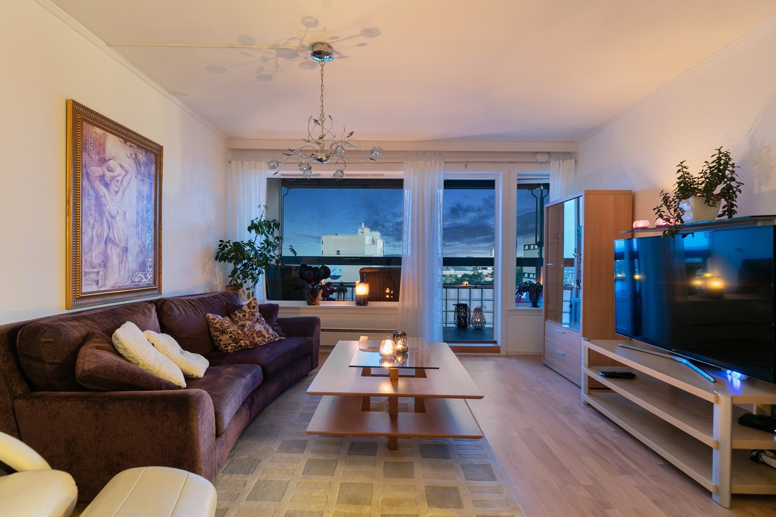 Stuen har tilstrekkelig plass til sofagruppe og TV-møblement, slik at du kan skape et avslappende og funksjonelt oppholdsrom. Galleribilde