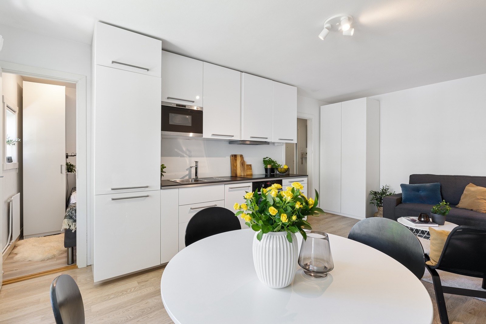 Kombinasjonen av store vindusflater og lysmalte overflater gir rommet en veldig god atmosfære. Galleribilde