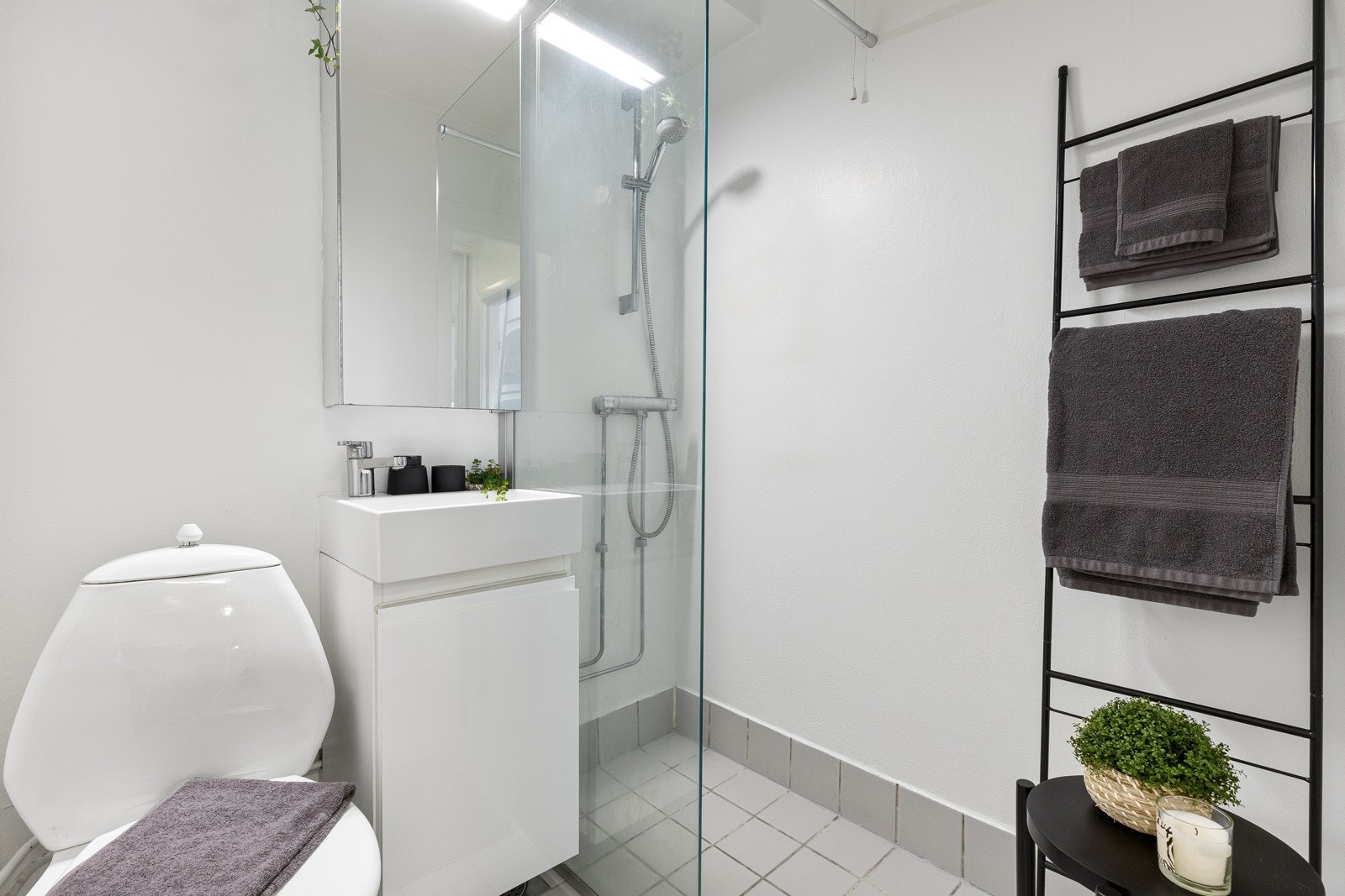 Innredningen består av dusjhjørne med glassdør (2015), klosett, servant fra 2015 med skapinnredning og speil med belysning samt delvis opplegg til vaskemaskin. Galleribilde