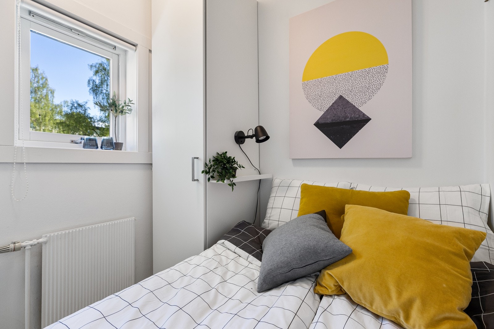 I et rom som tidligere var kjøkken, er det etablert en smart soverom med plass til seng og skap. Galleribilde