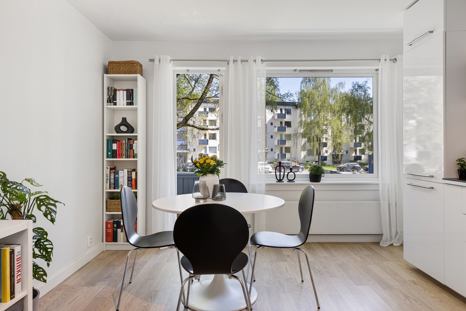 Store vindusflater gir mye lys inn i leiligheten. Galleribilde