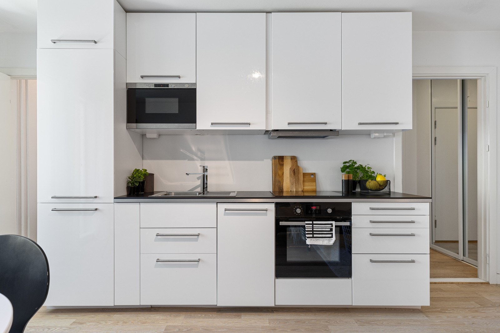 Kjøkkenet ble fra 2015 og holder en fin standard. Innredning med glatte fronter, benkeplate, rustfri oppvaskkum, ventilator og integrerte hvitevarer. Galleribilde