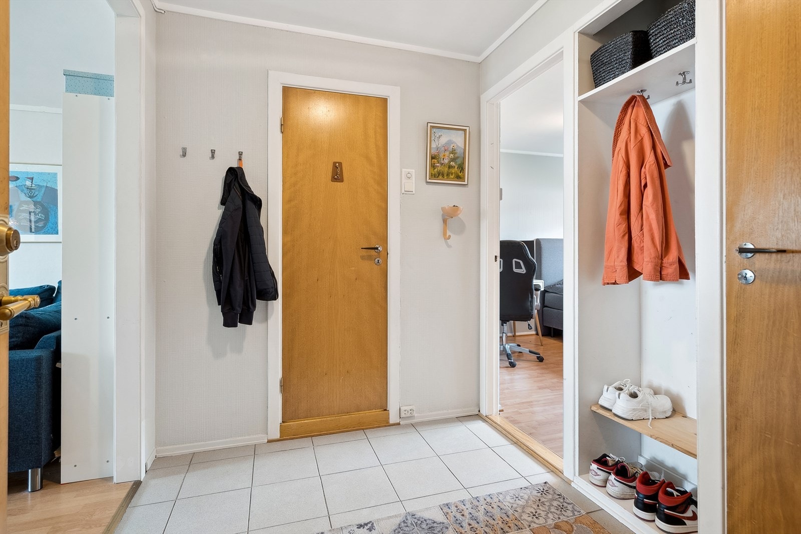 Velkommen inn i denne flotte sammenslåtte leilighet i 1 etg. Galleribilde