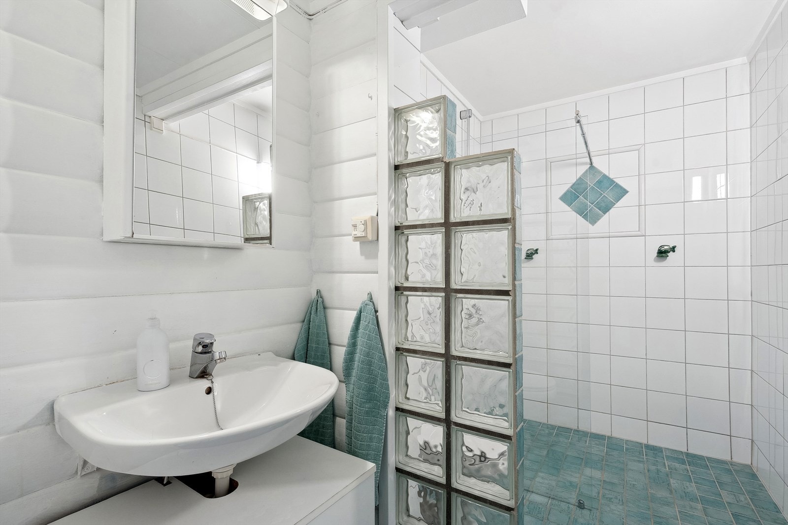 Leiligheten har 1 bad samt eget wc-rom/vaskerom. Galleribilde