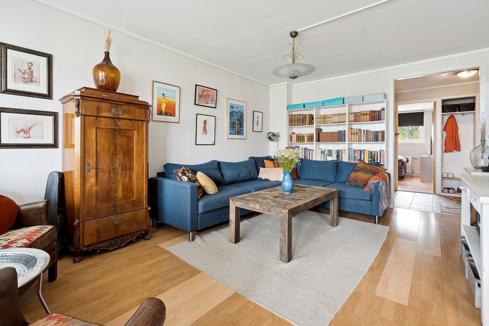 Her er det god plass både til spisestue og sofa. Galleribilde