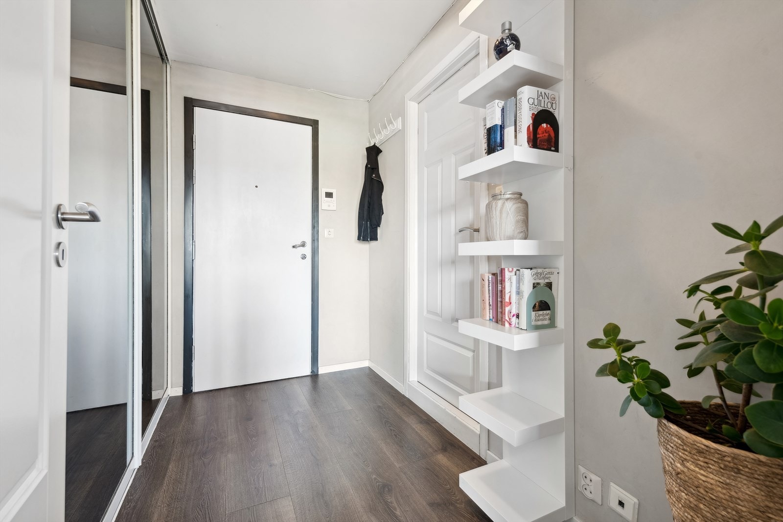 Velkommen inn! Boligen har en lys og innbydende entré, hvor det er montert en stor skyvedørsgarderobe. Galleribilde