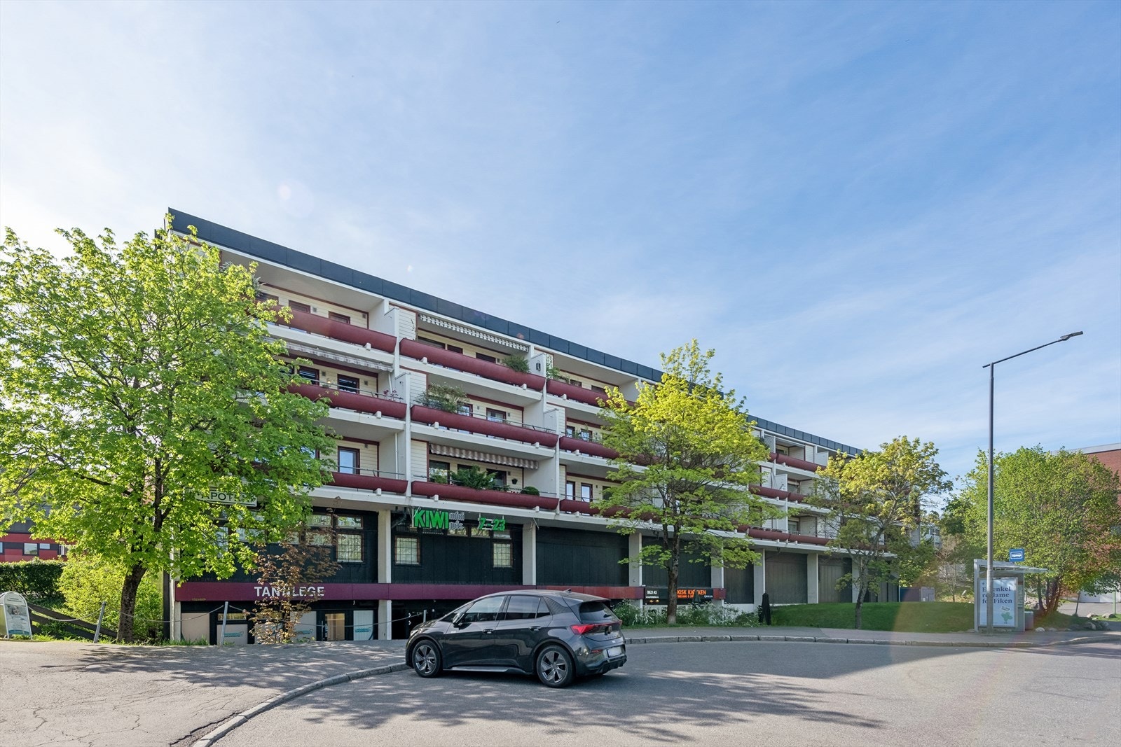 Borettslaget ligger meget(!) sentralt til på Lindeberg, med umiddelbar nærhet til både buss og t-bane. Det er også Kiwi i 1. etasje i bygget, og kun et par minutters gange til Østmarka. Galleribilde