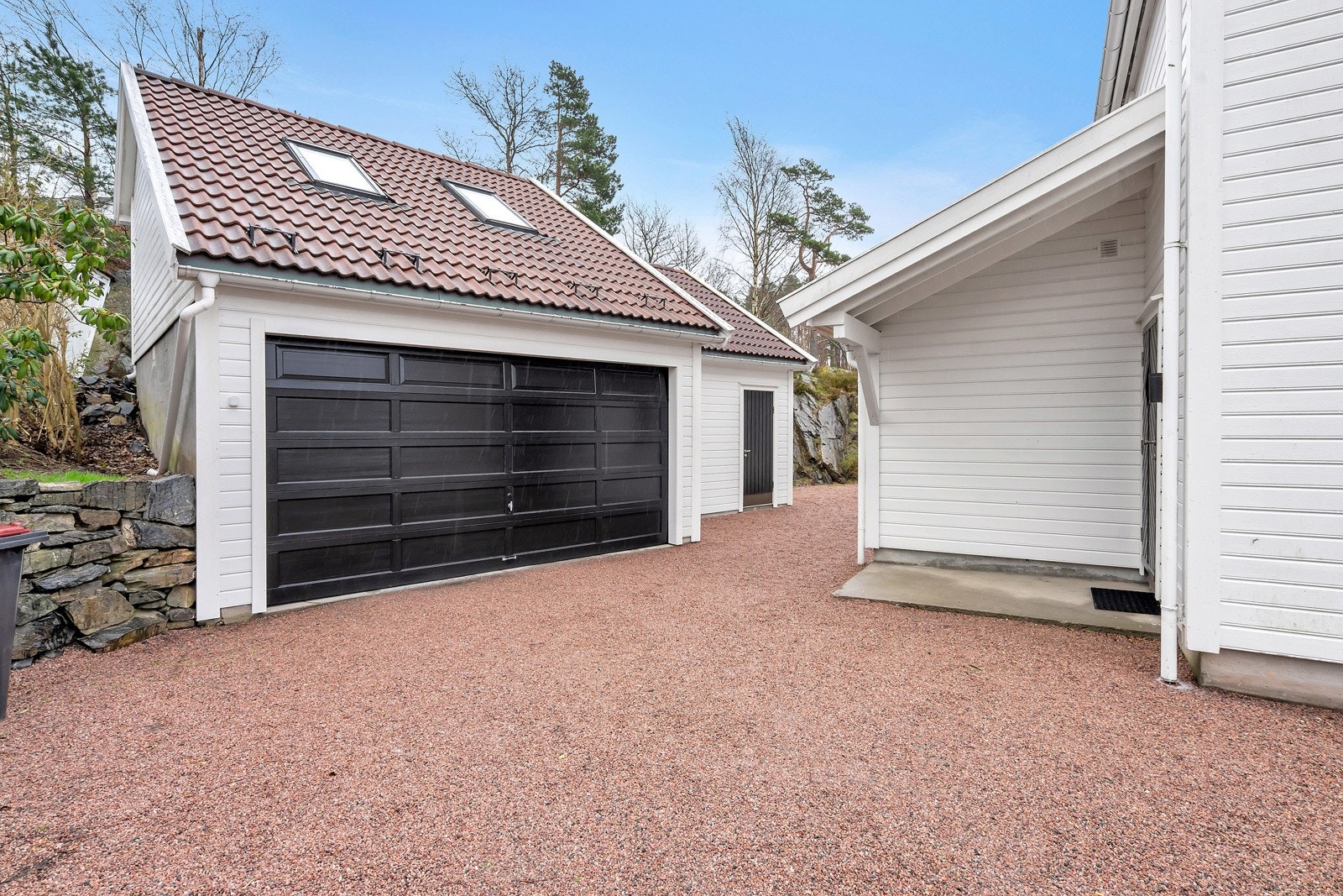 Dobbelgarasje. Det er Installert en Easee ladeboks 2 x 25 A i garasje Galleribilde