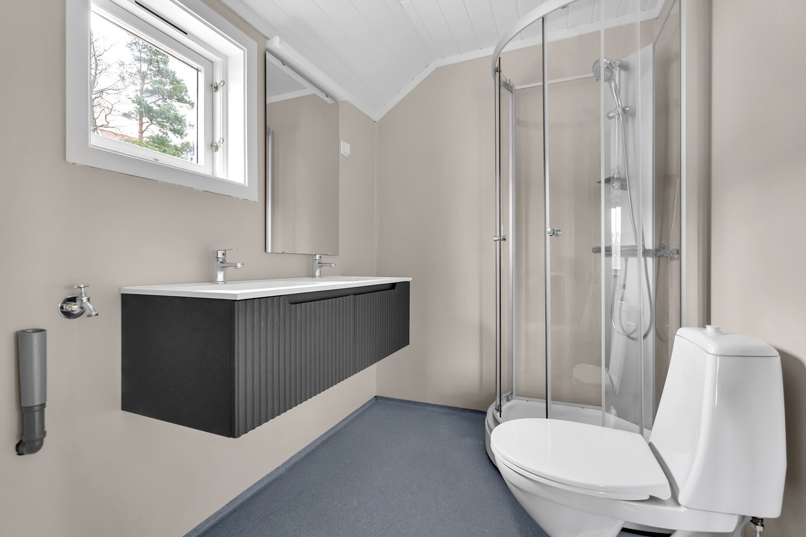 Leilighet 2. etg.: Bad. Ny innredning, opplegg for vaskemaskin Galleribilde