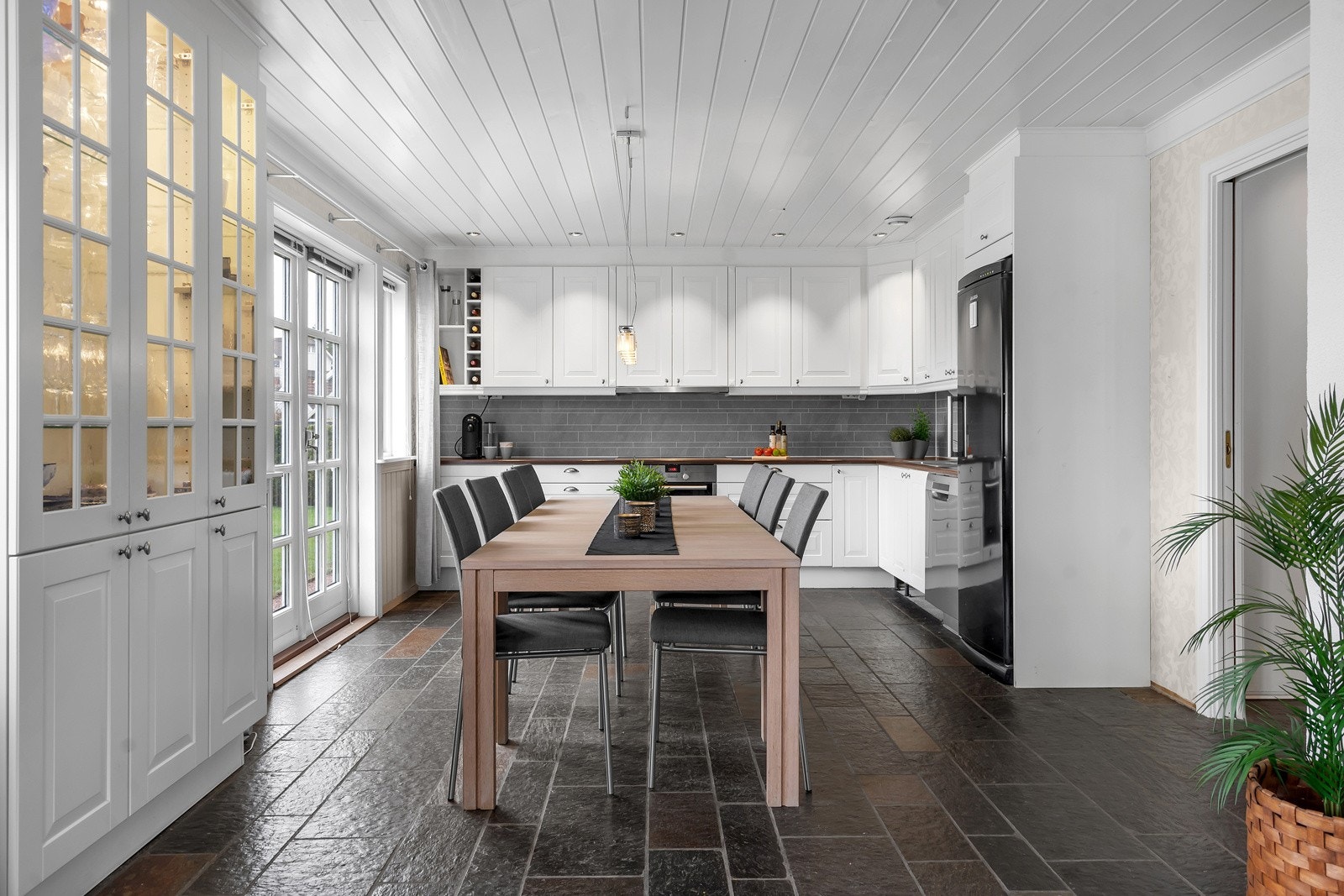 Åpent kjøkken mot stue. God plass til stort spisebord. Galleribilde