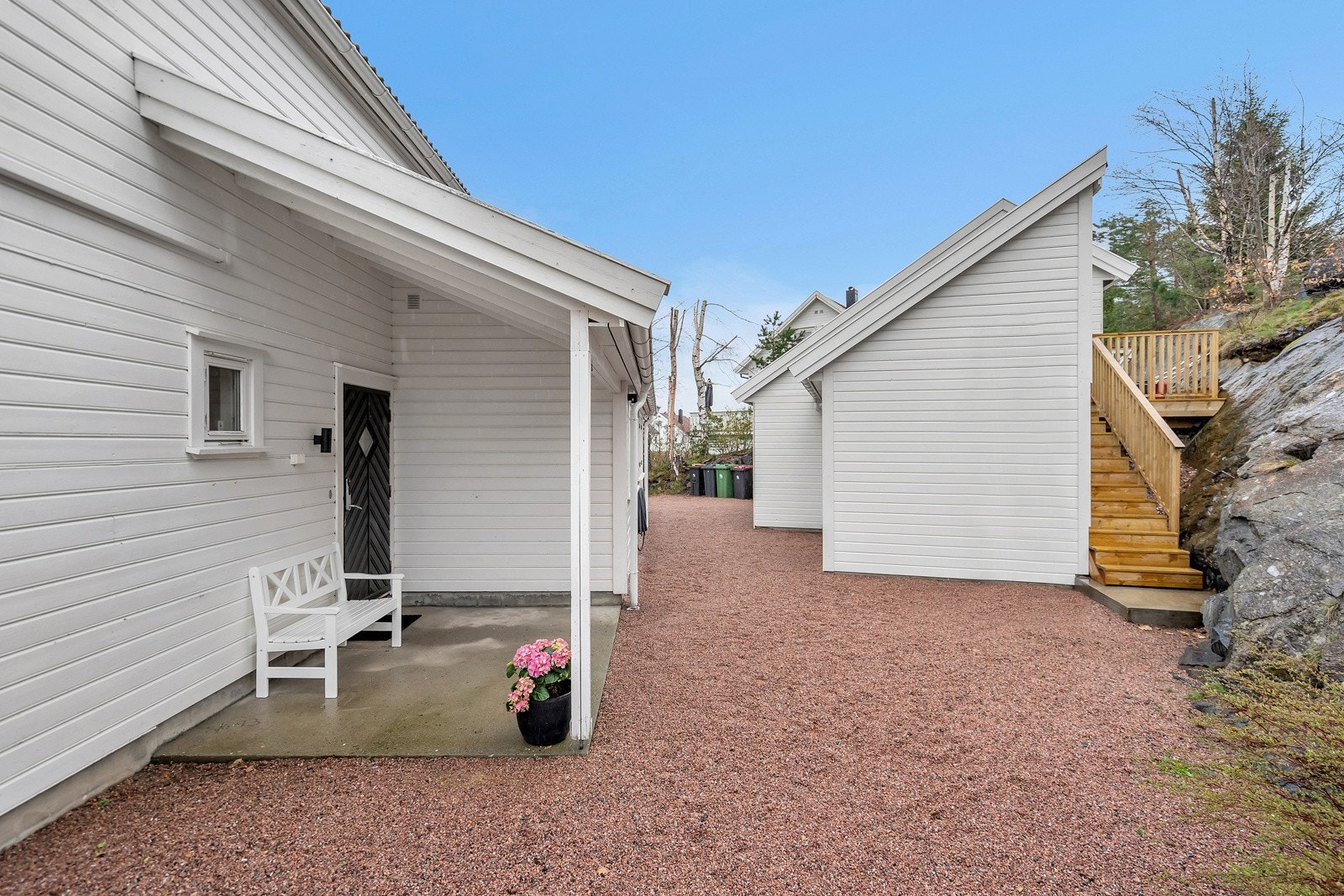 Inngangsparti. Trapp opp til loftsrom over garasjen samt adkomst til friområdet bak eiendommen Galleribilde