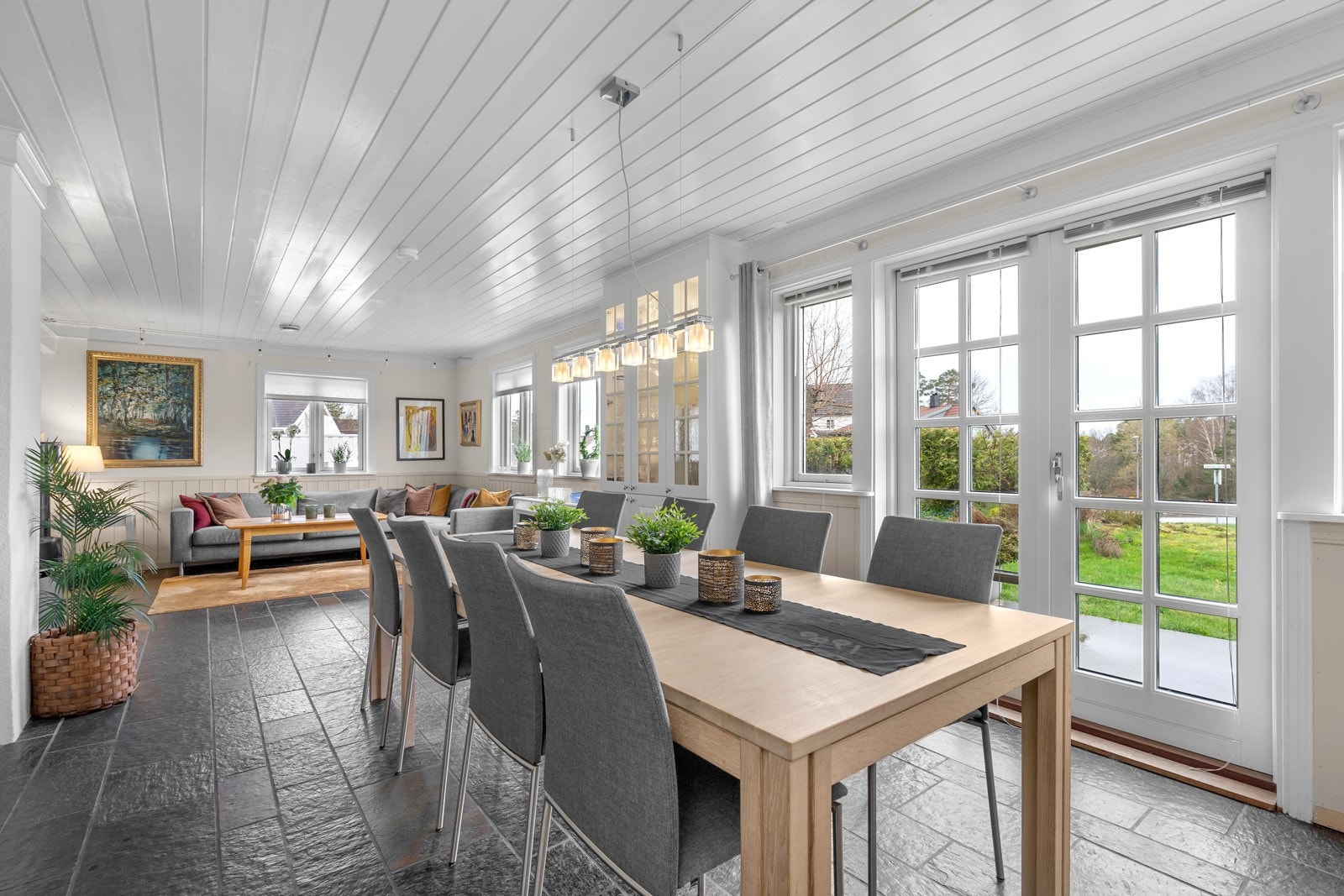 Store vinduer gir godt med naturlig lys Galleribilde