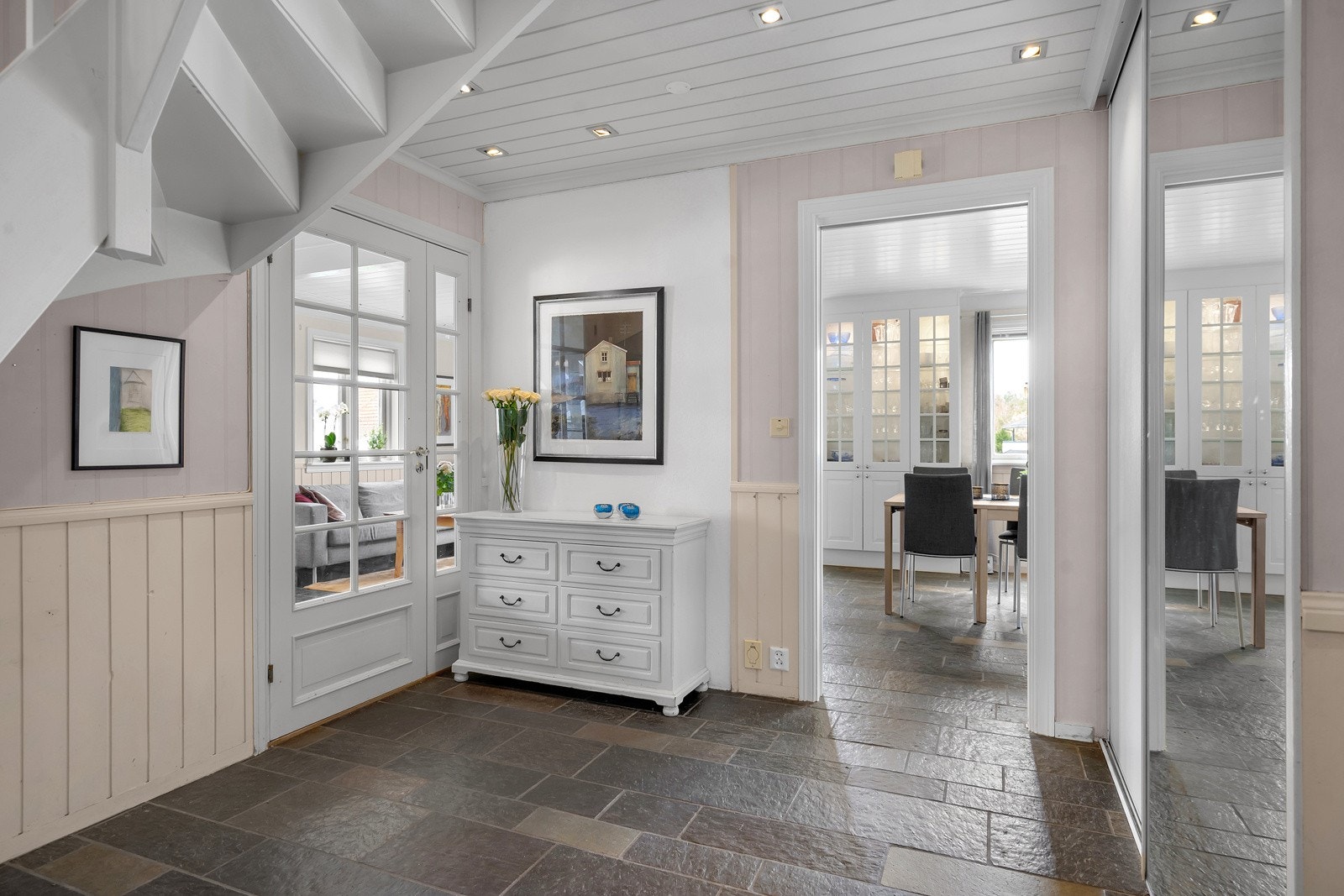 Stor hall med garderobeskap Galleribilde