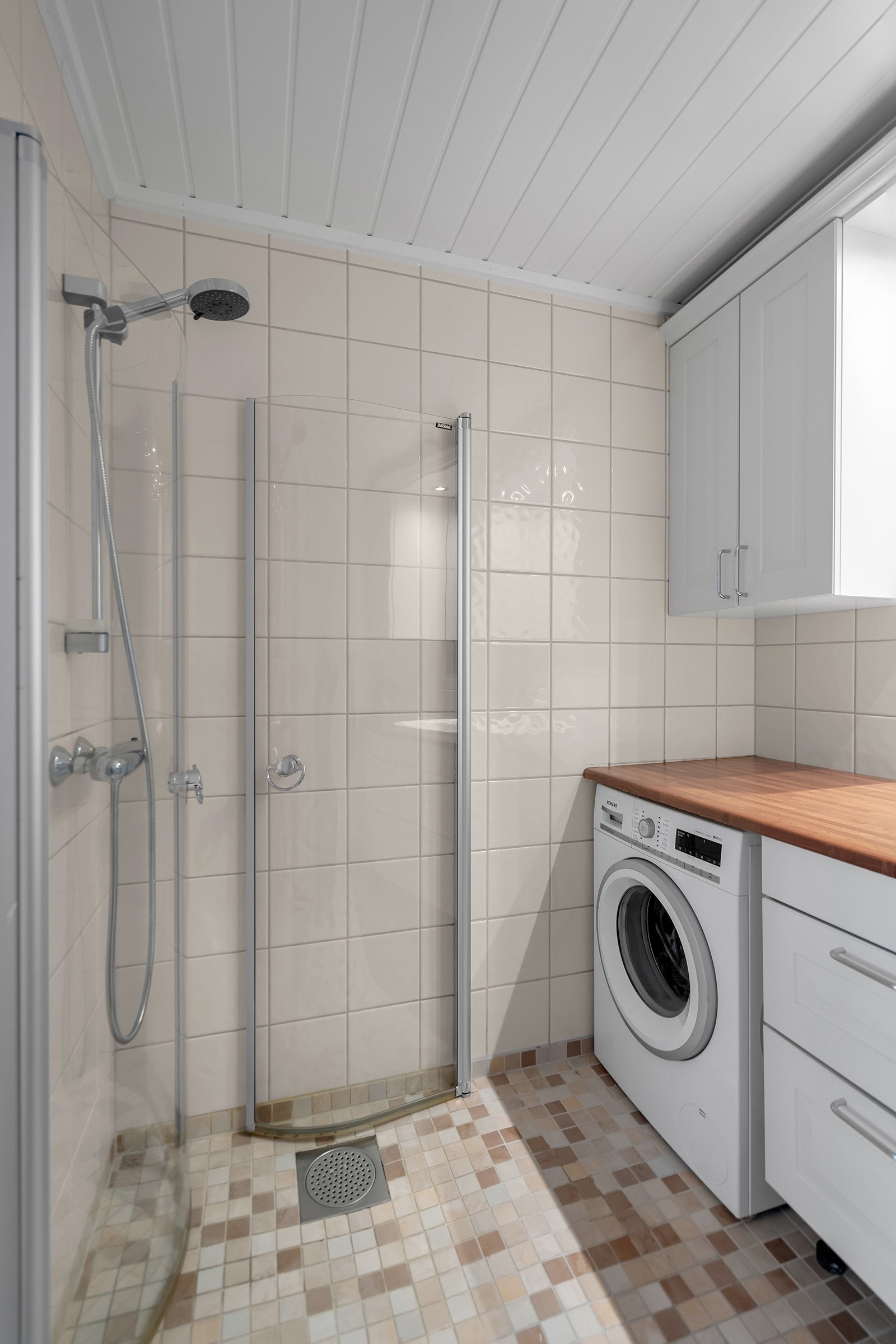 Bad 1. etg. med opplegg for vaskemaskin Galleribilde