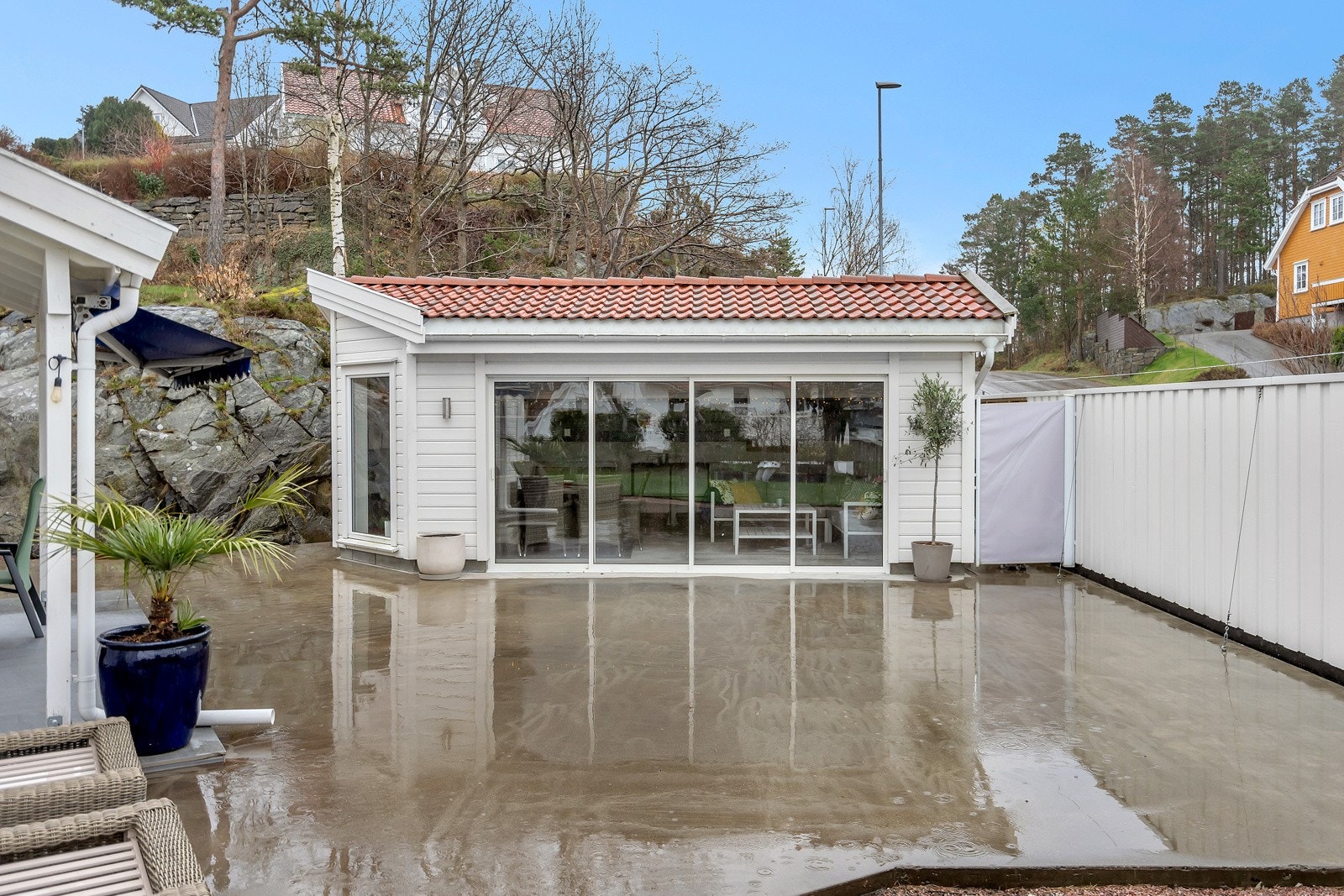 Flott hagestue med skyvedører Galleribilde