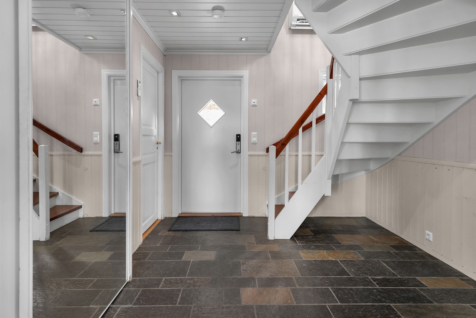 Trappehall til 2 etg i hovedel. Garderobeskap Galleribilde