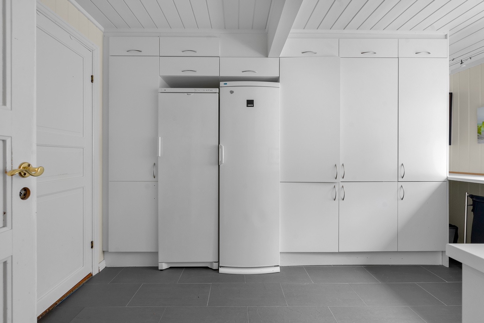 Innredet rom med mye skap- og benkeplass (opprinnelig soverom) Galleribilde