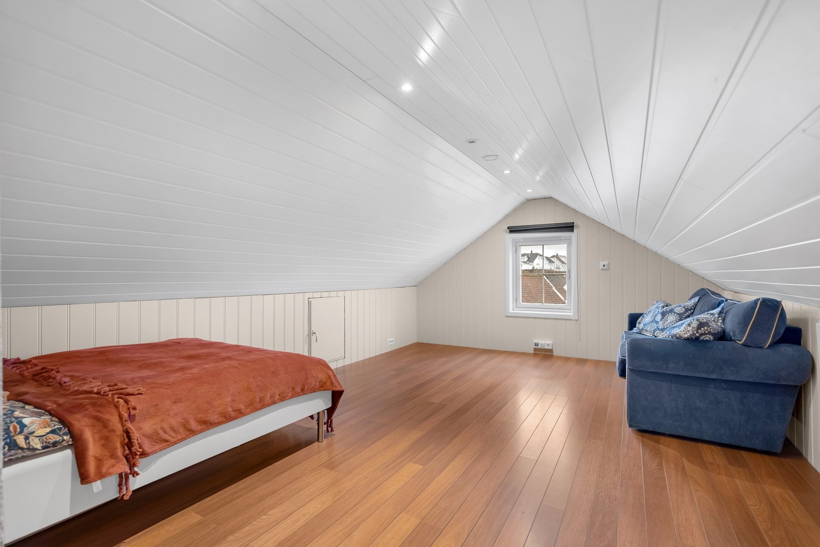 Innredet loft. Loft har lav takhøyde, ikke godkjent til rom for varig opphold Galleribilde