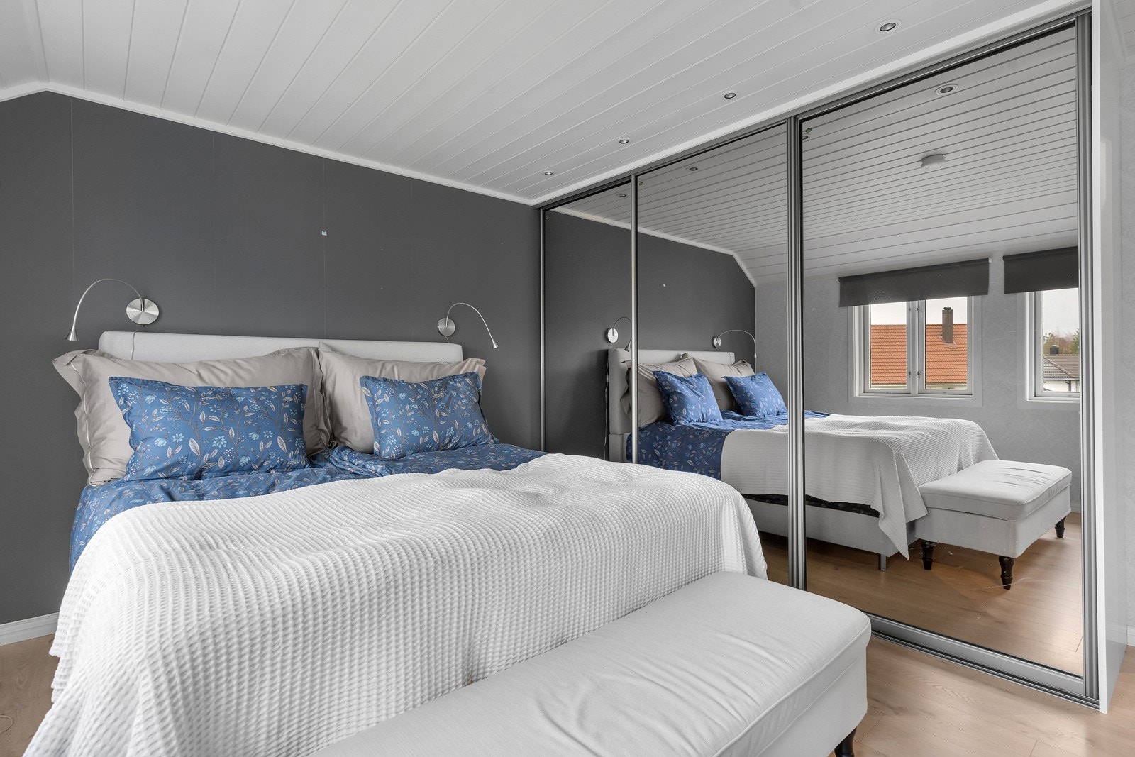 Soverom 3, 2 etg. med stort garderobeskap Galleribilde