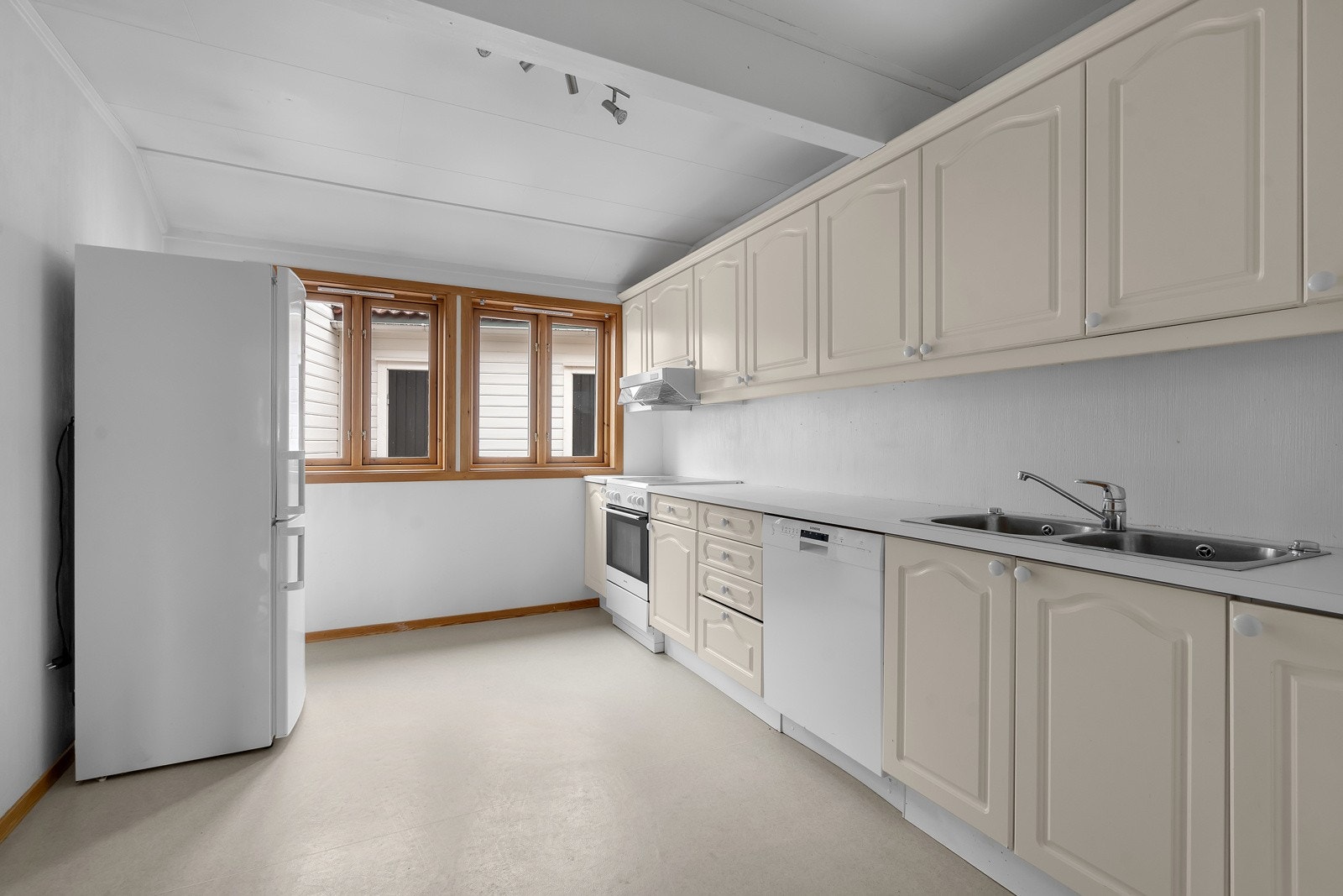 Leilighet: Kjøkken med innredning fra byggeår Galleribilde