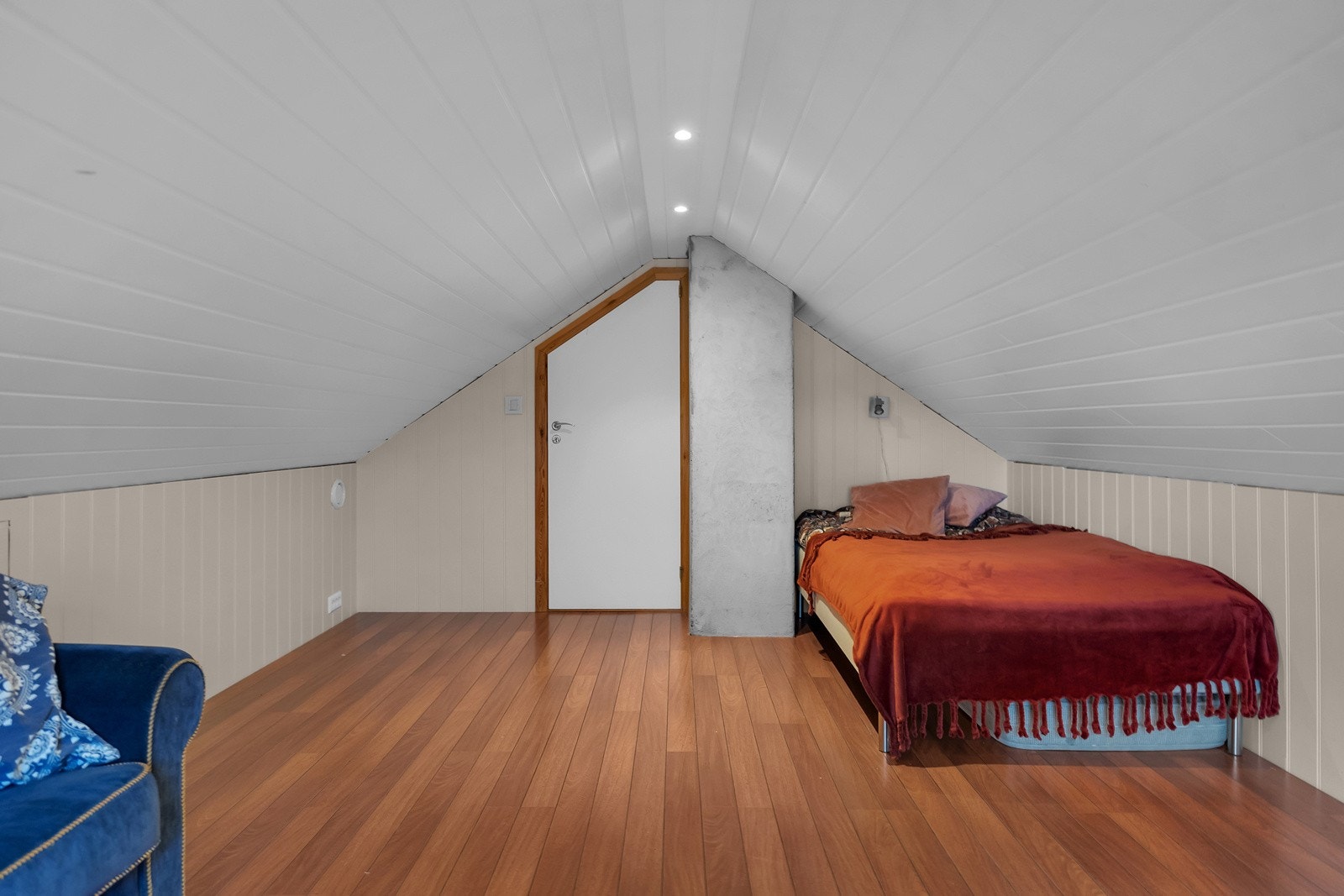 Innredet loft. Loft har lav takhøyde, ikke godkjent til rom for varig opphold Galleribilde