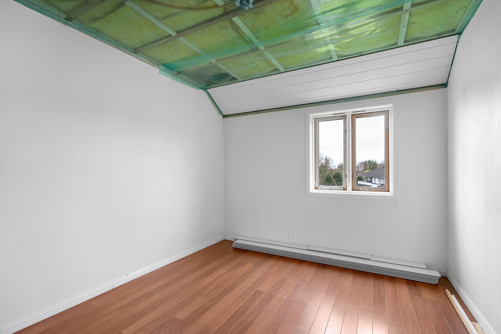 Leilighet 2. etg.: Soverom 1. Her vil det bli lagt nytt tak Galleribilde