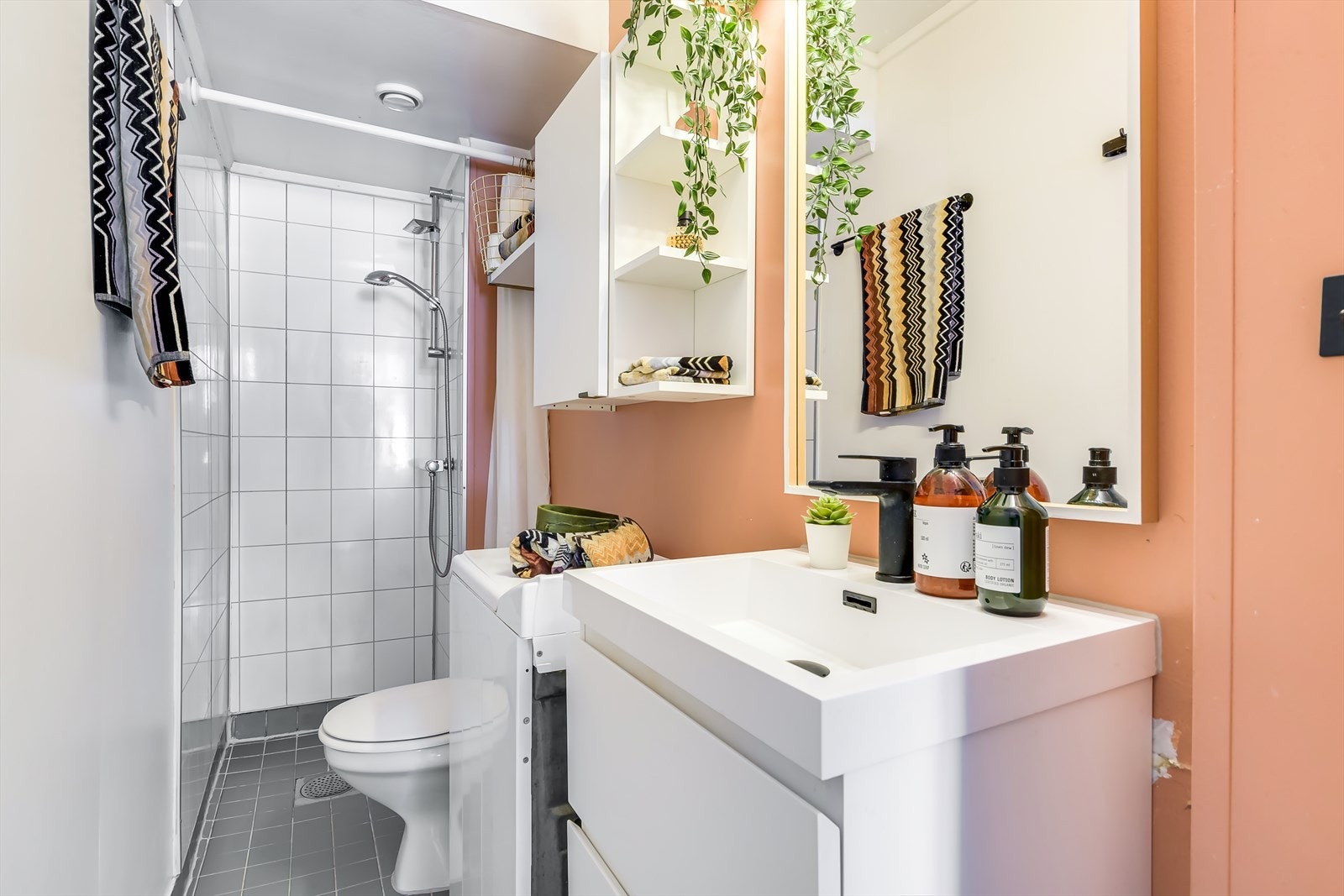 Pent flislagt bad med opplegg for vaskemaskin. Det ble satt inn nytt servant i 2022. Galleribilde