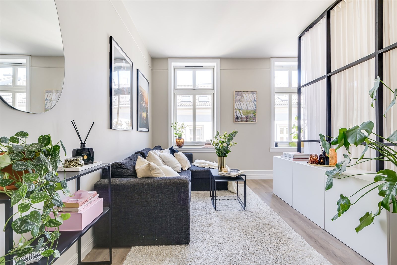 Stue med store vindusflater som slipper inn rikelig med naturlig lys. Galleribilde